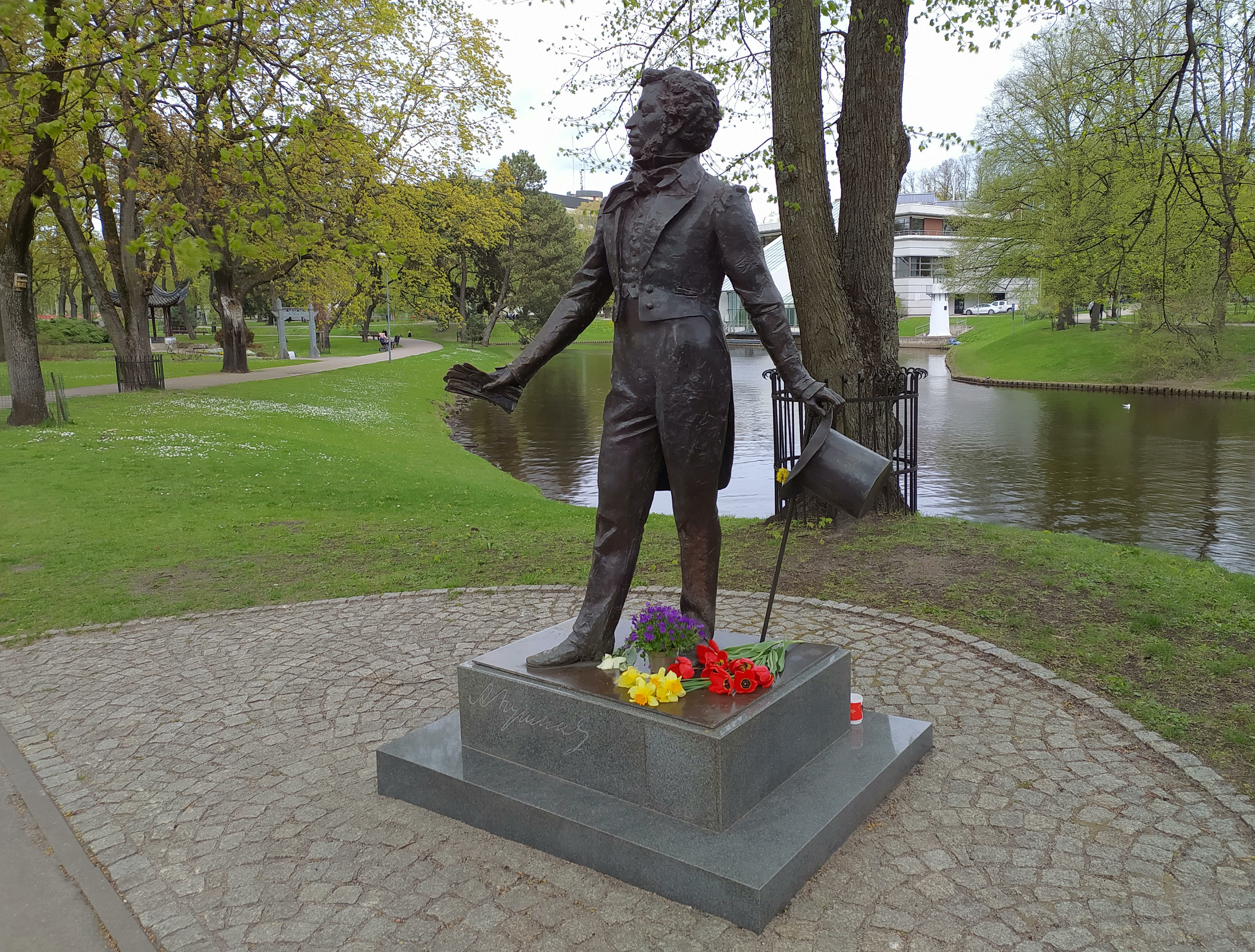 Из городского парка Риги убрали памятник Пушкину