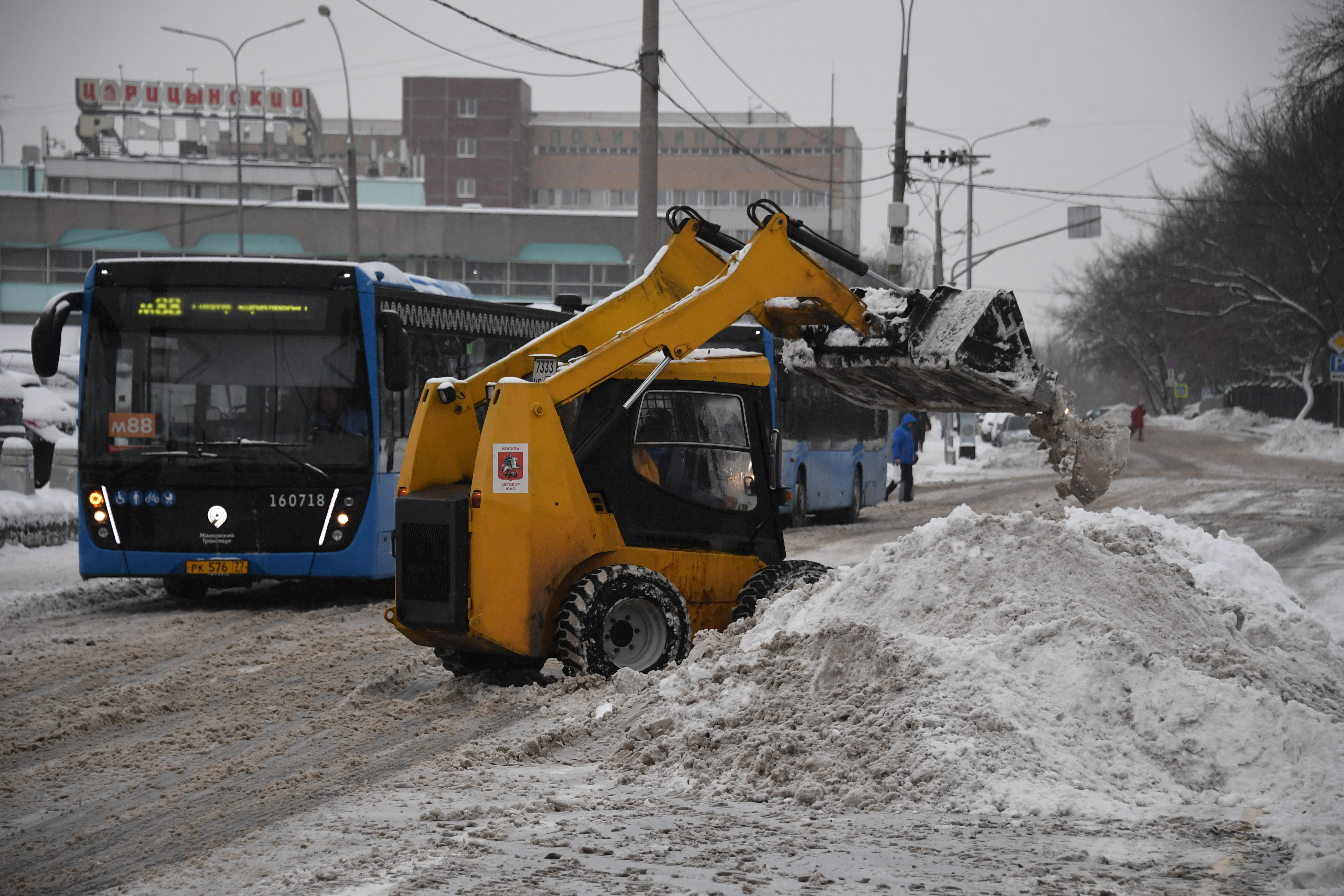 Общественный транспорт встал из-за плохой уборки снега в Петербурге: автобусы меняют маршруты