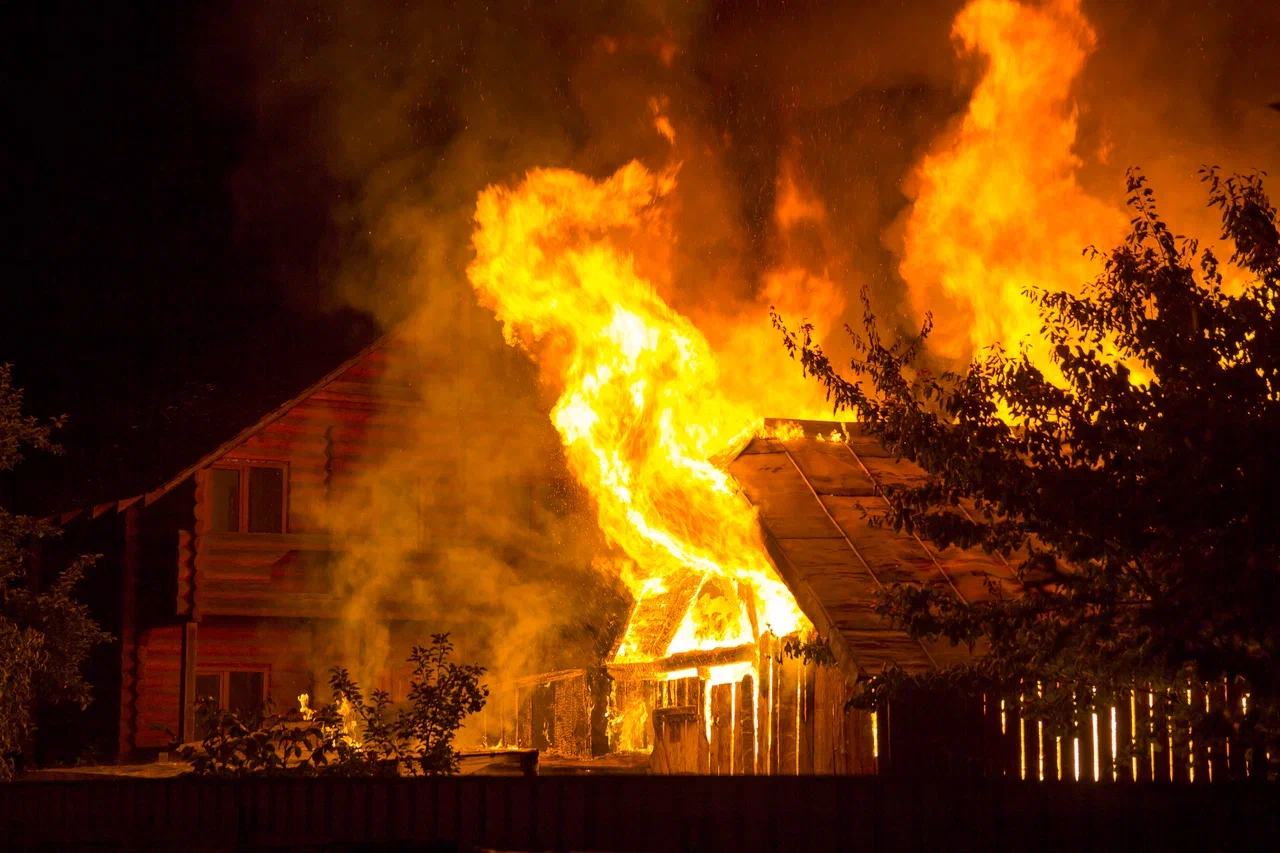 Три десятка домов в огне, жители эвакуируются: Сильные пожары вспыхнули в Иркутской области