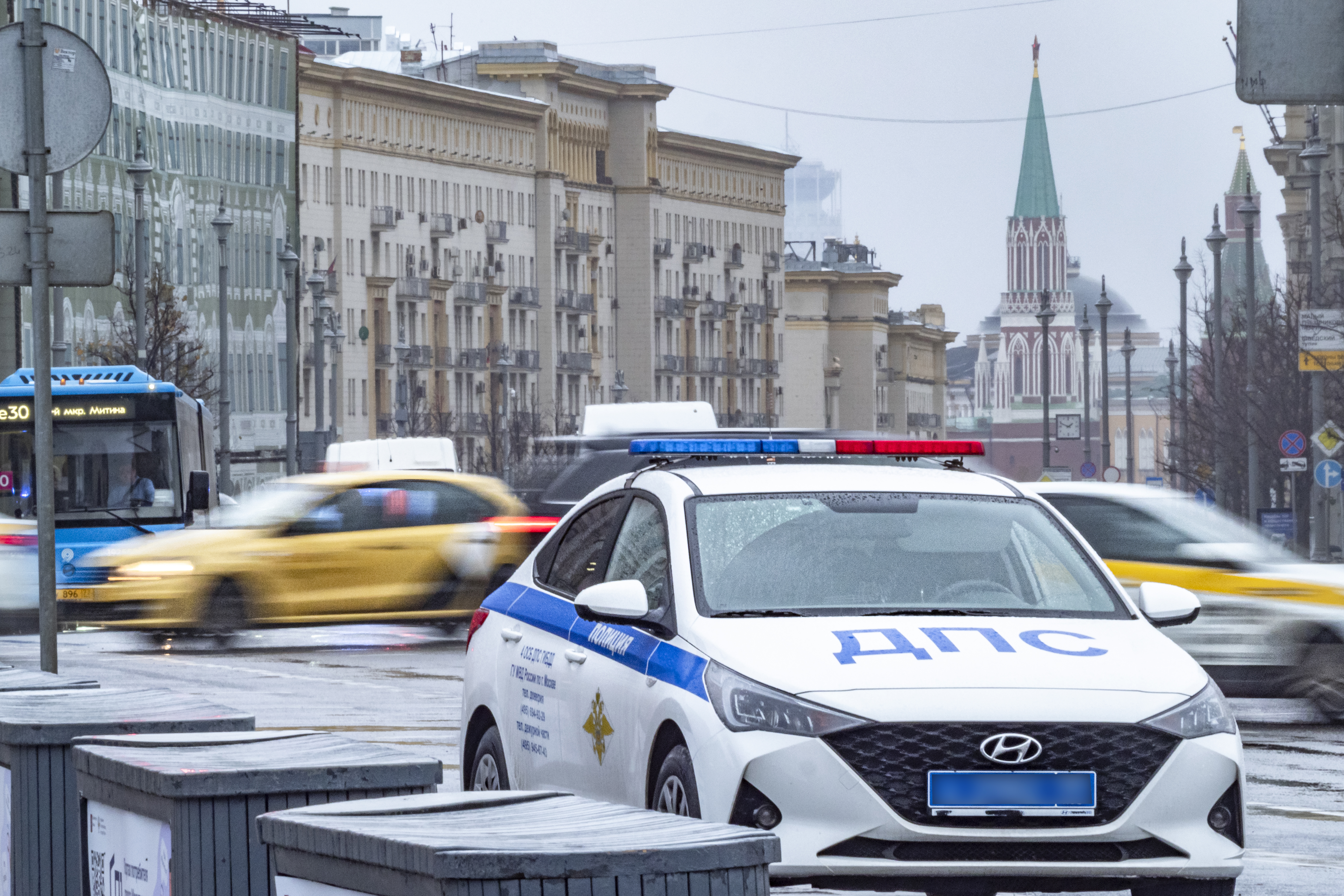 Движение в центре Екатеринбурга оказалось парализовано из-за столкновения трамвая и автомобиля