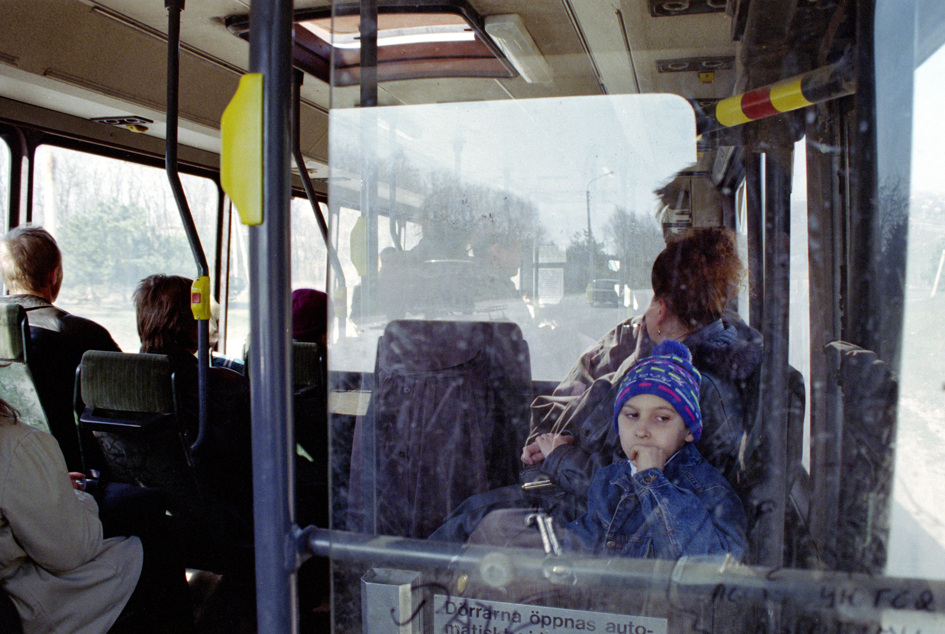 Дождь и сильный ветер: в Новосибирске первоклашку высадили из автобуса в непогоду