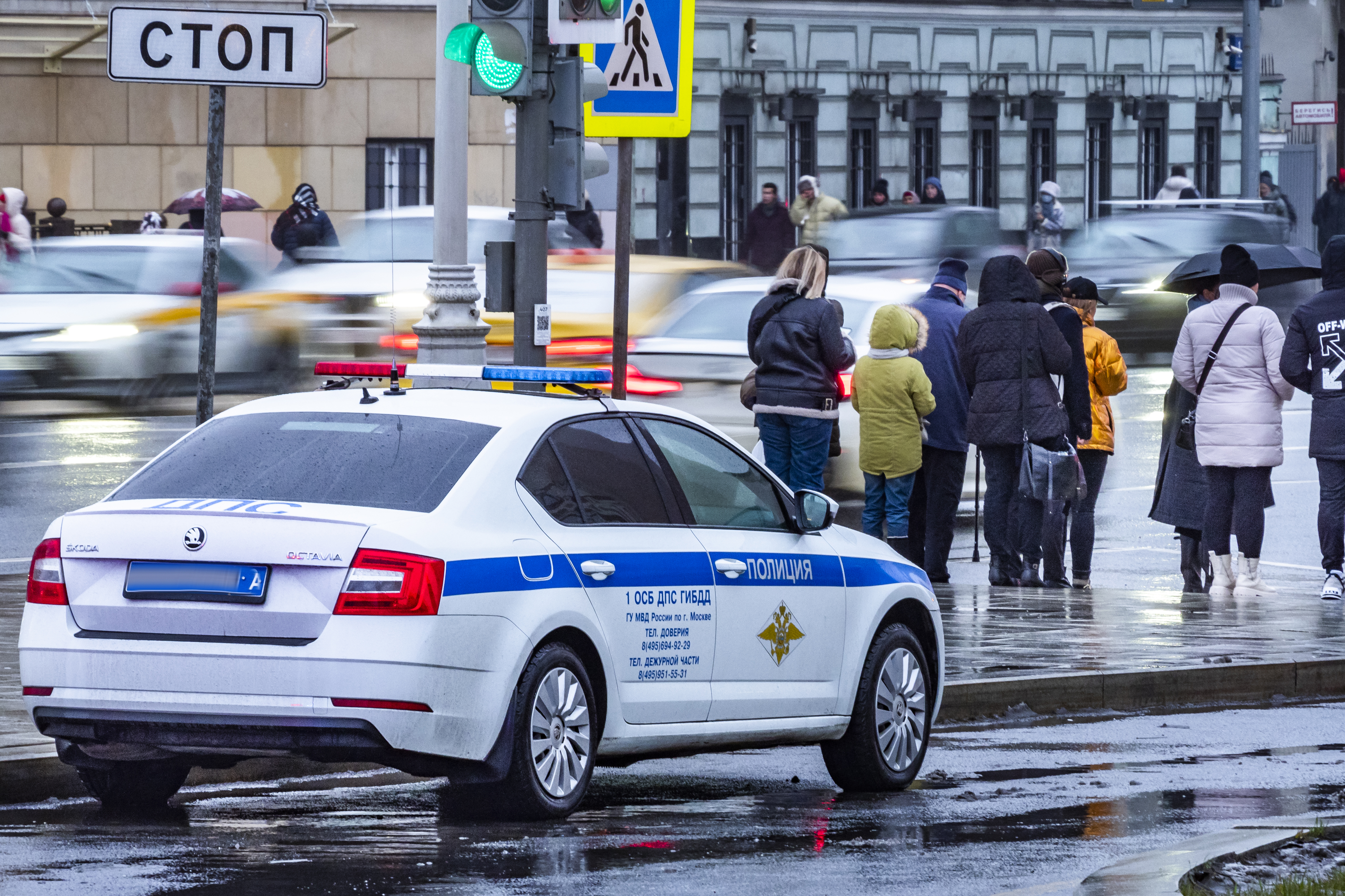 Рухнувшая штукатурка в центре Петербурга придавила двух полицейских