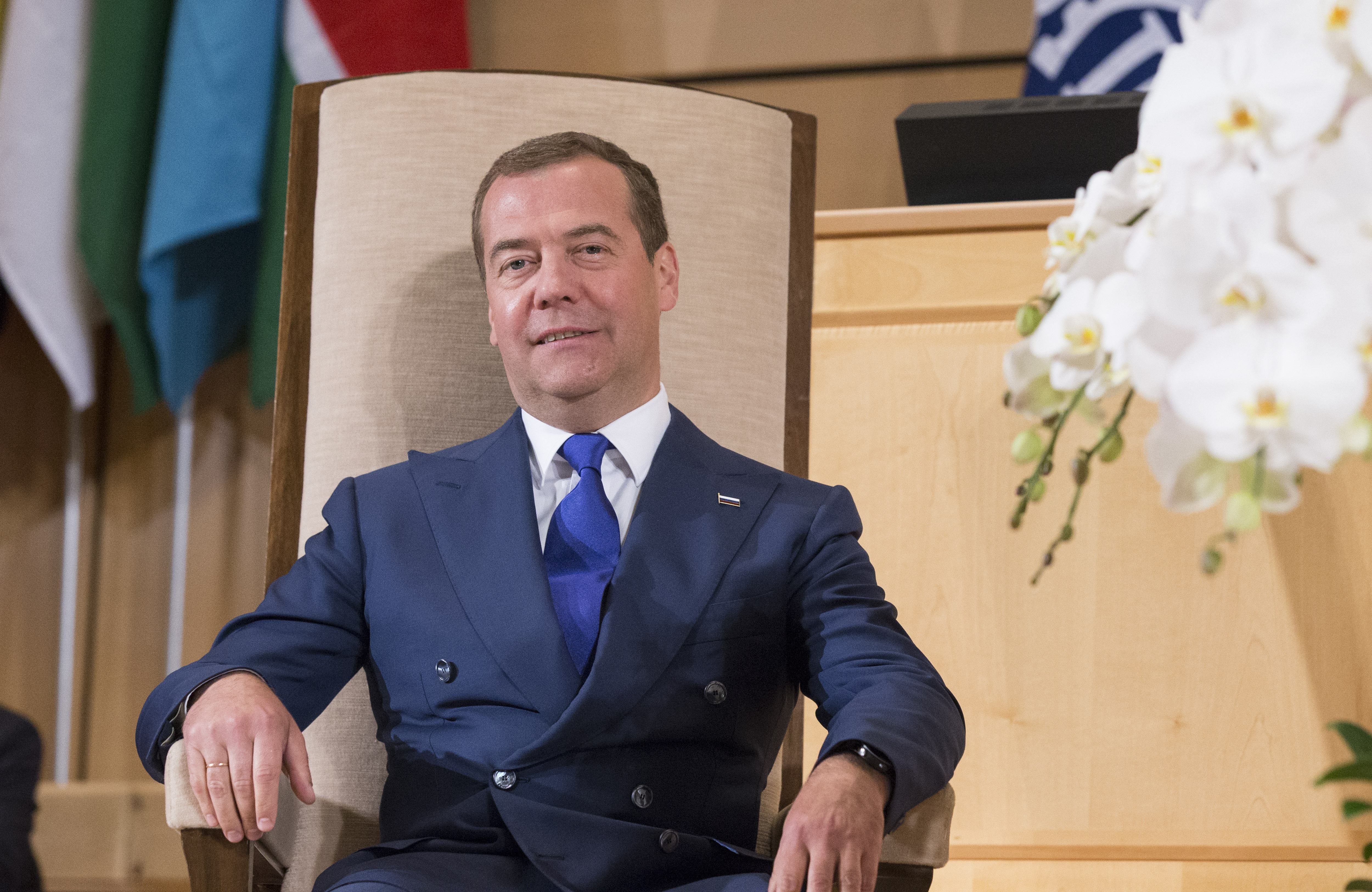 Дмитрий Медведев смеется