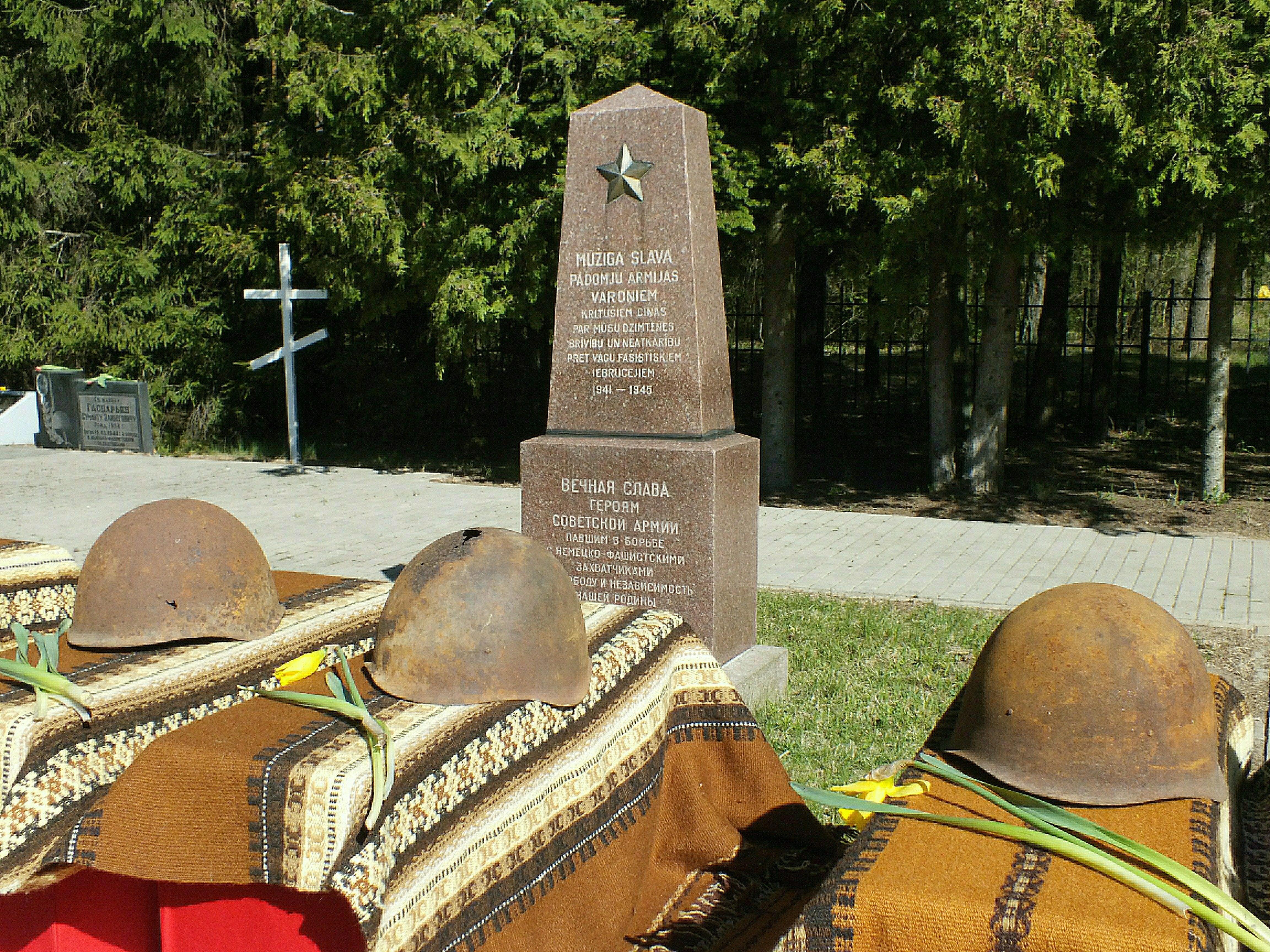 Власти Латвии не смогли снести советский памятник: Он исчез