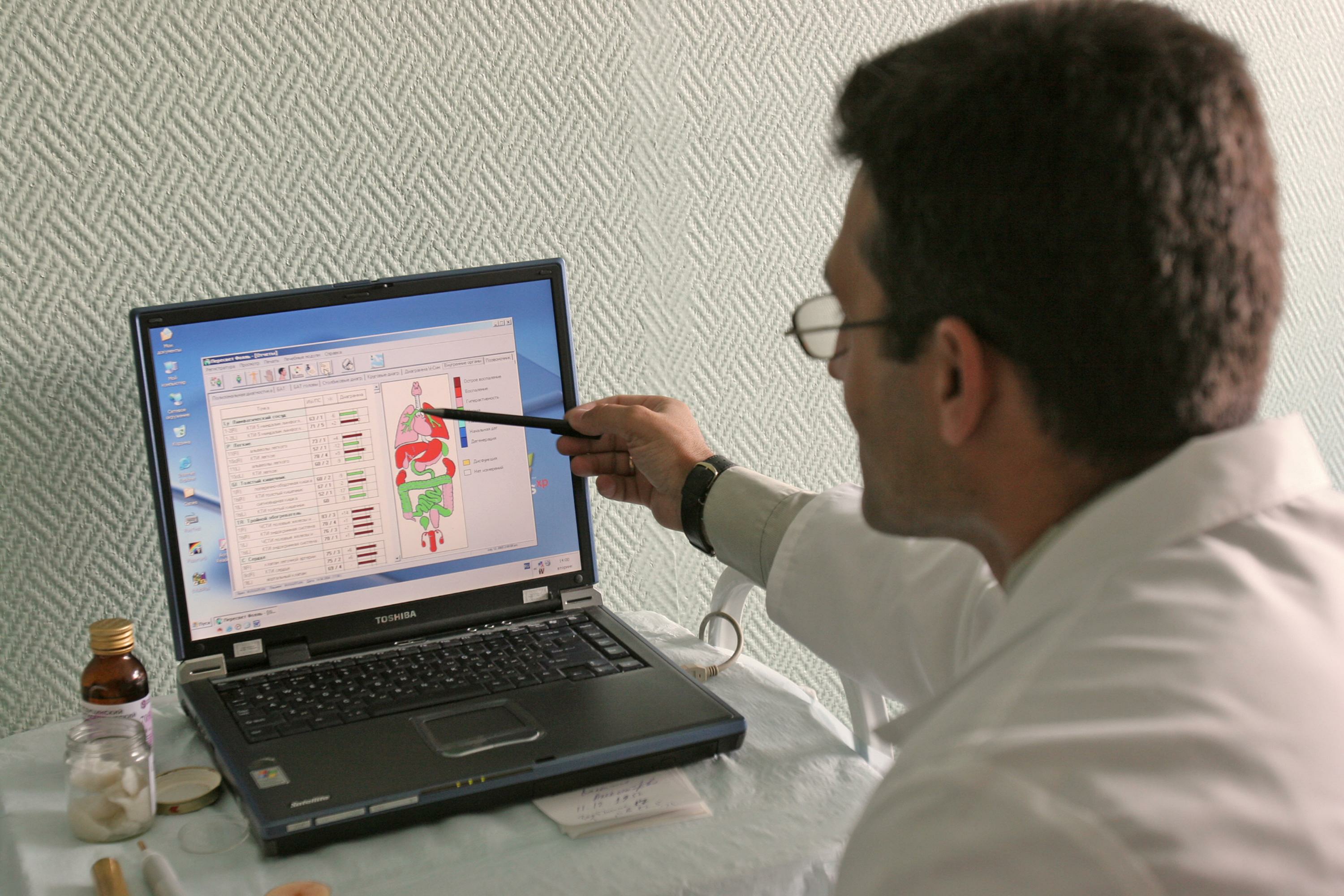 информационные технологии. лаборатория с компьютерами. ученый компьютер. лаборатория ии. ученый в лаборатории за компьютером.