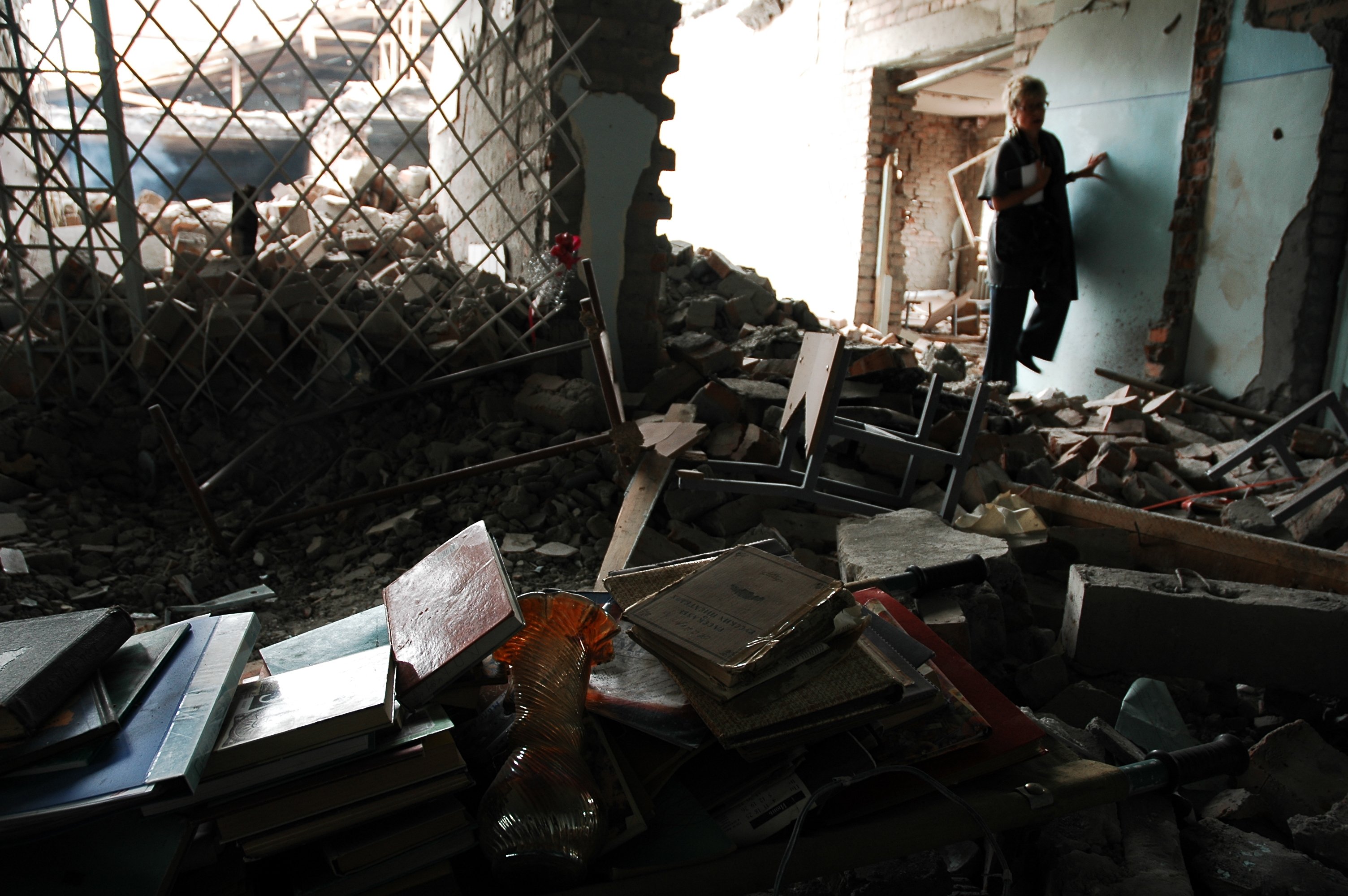 Фото после теракта. Беслан 1 сентября 2004 штурм.