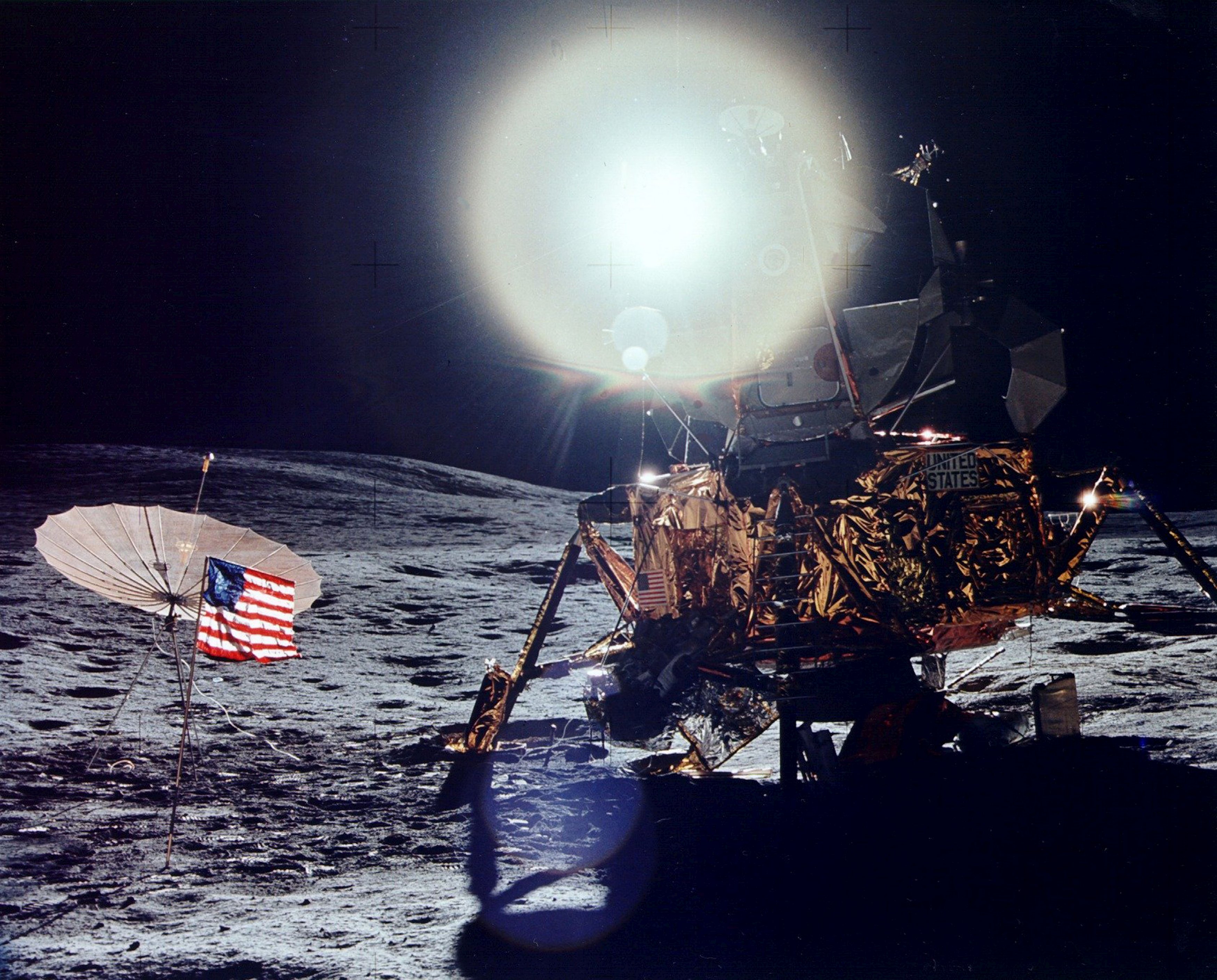 Луна была расколота. Lunar Module Apollo 14. Снимки Луны. Вид солнца с Луны. Поверхность Луны.