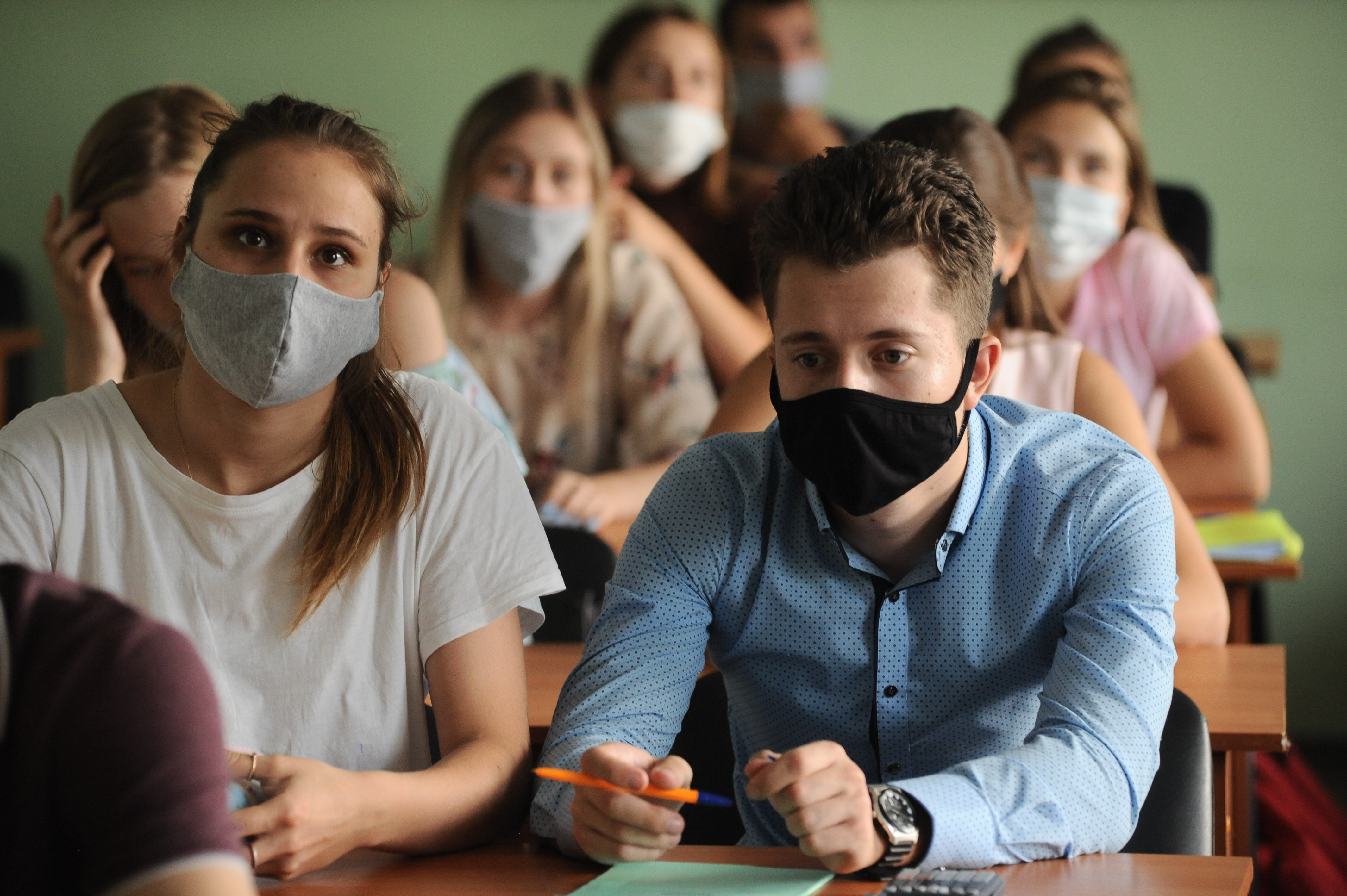 Принудительная проверка. Студенты в масках. Студенты в масках в аудитории. Студенты в вузе. Студенты на занятиях в масках.
