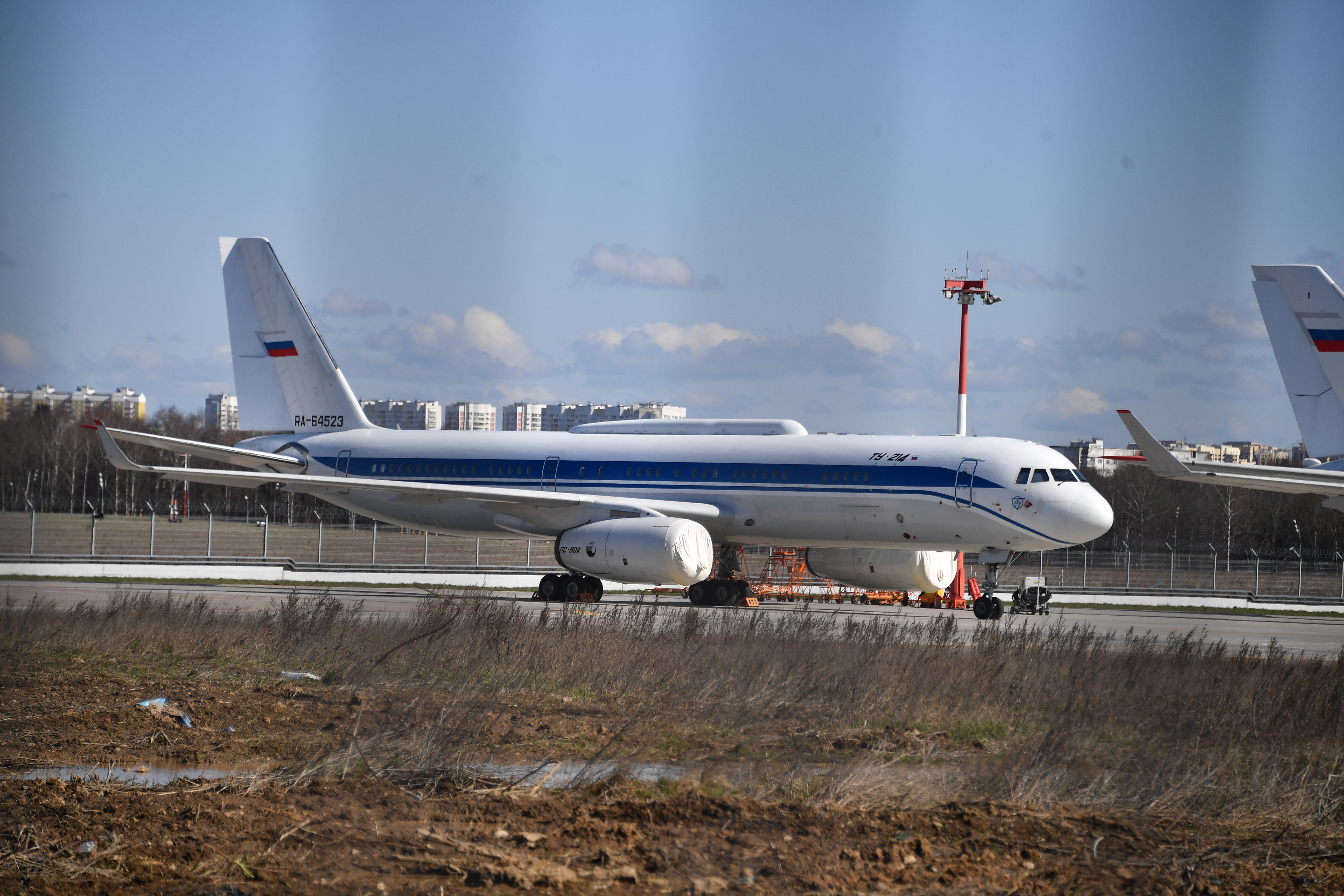 Самолету 10 лет. Ту 214 Казанский авиазавод. Ту 214 ОАК. Ту 214 кабина. Ту-214 пассажирский новый.