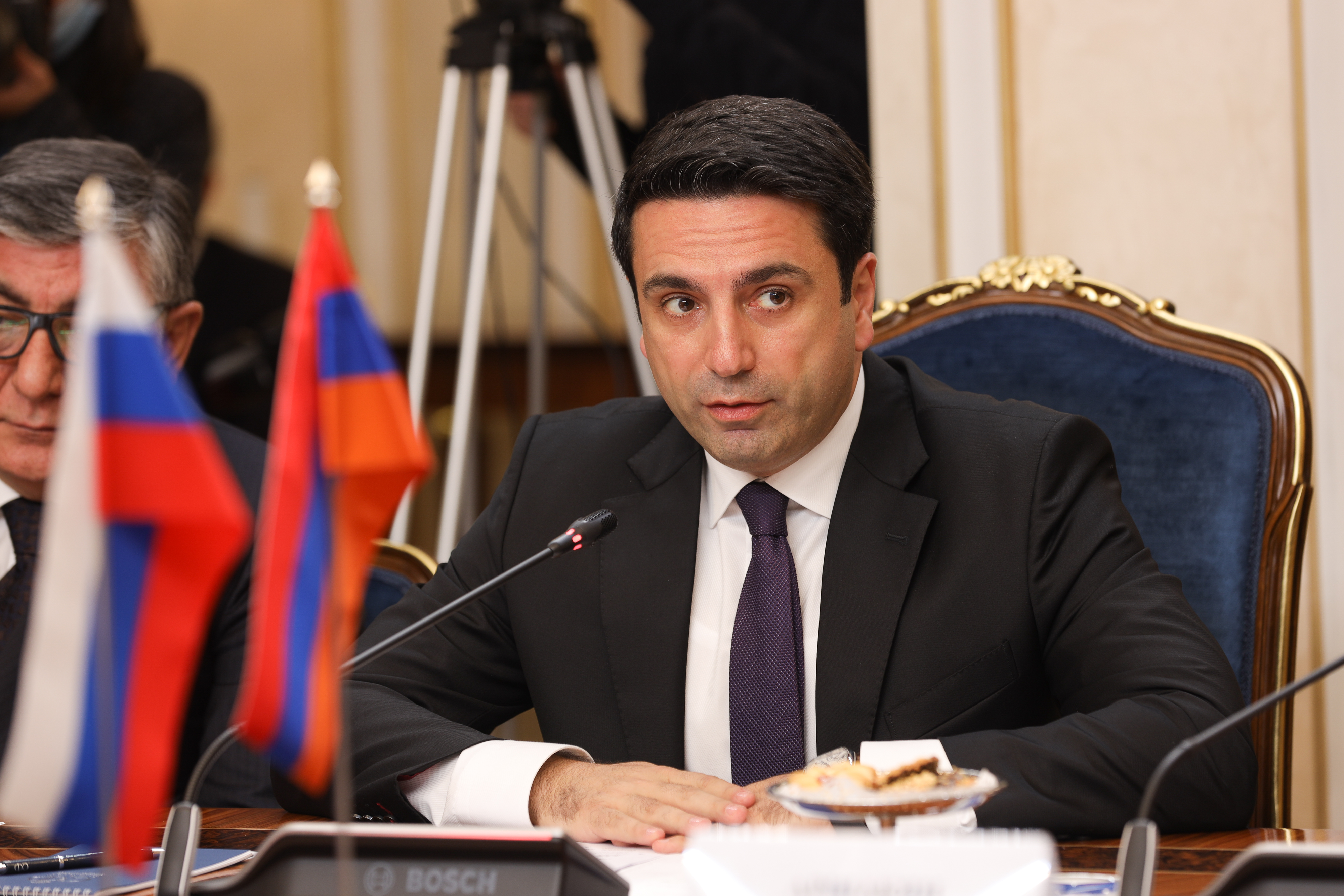 Армения отворачивается от россии. Спикер парламента Армении Симонян. Политолог армянин. Армянин в парламенте Турции.