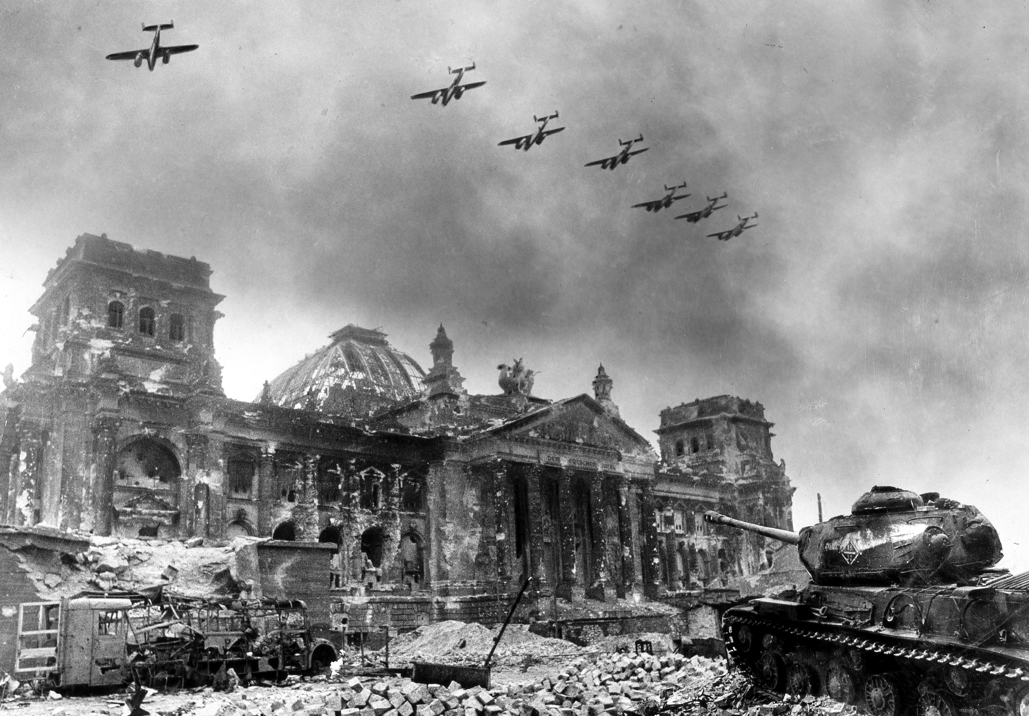 22 июня 9 мая великая отечественная. Штурм Рейхстага 1945. Рейхстаг в Берлине 1945. Штурм Берлина Рейхстаг.