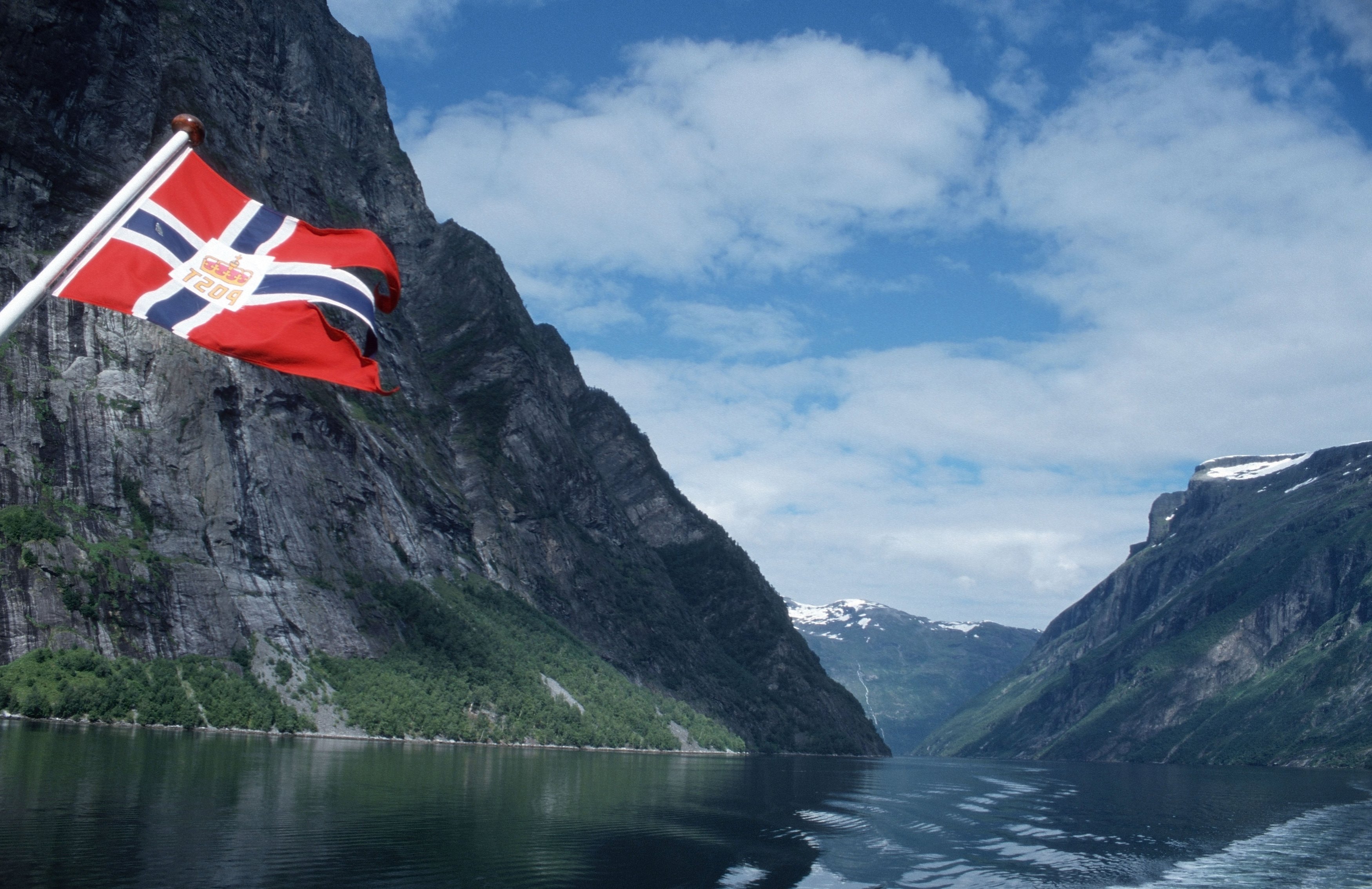 Включи норвегию. Норвегия Врадал. Хеннингсвер, Норвегия. Ковид в Норвегии. Флаг Норвегии и горы.