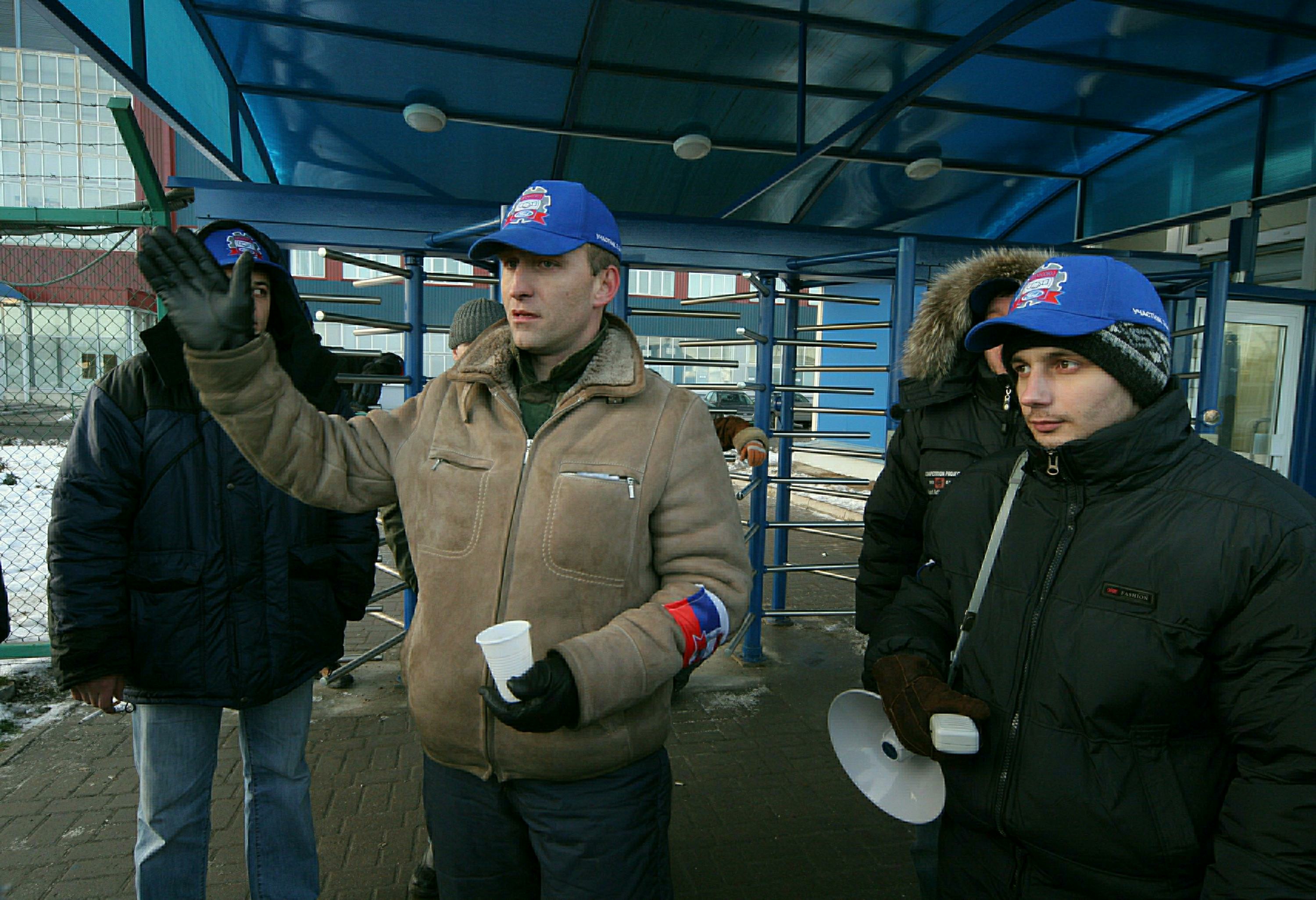 рабочий цех. рабочий против завода. рабочий против завода. рабочий в каске. рабочий на заводе.