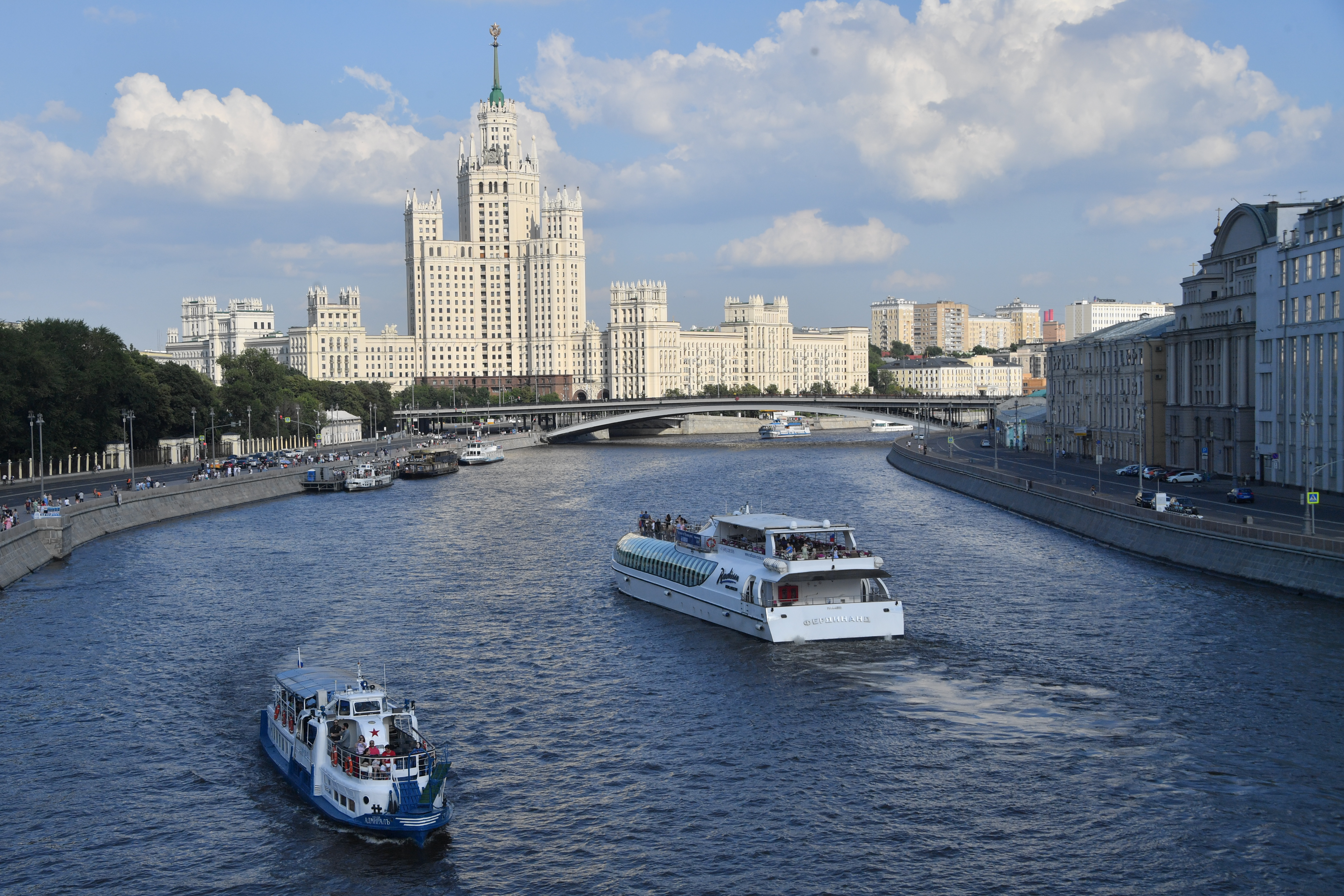 Речное метро по москве реке. Речной трамвайчик парк Горького. Речная прогулка по Москве парк Горького. Москва река Речной трамвайчик. Теплоход Москва река.