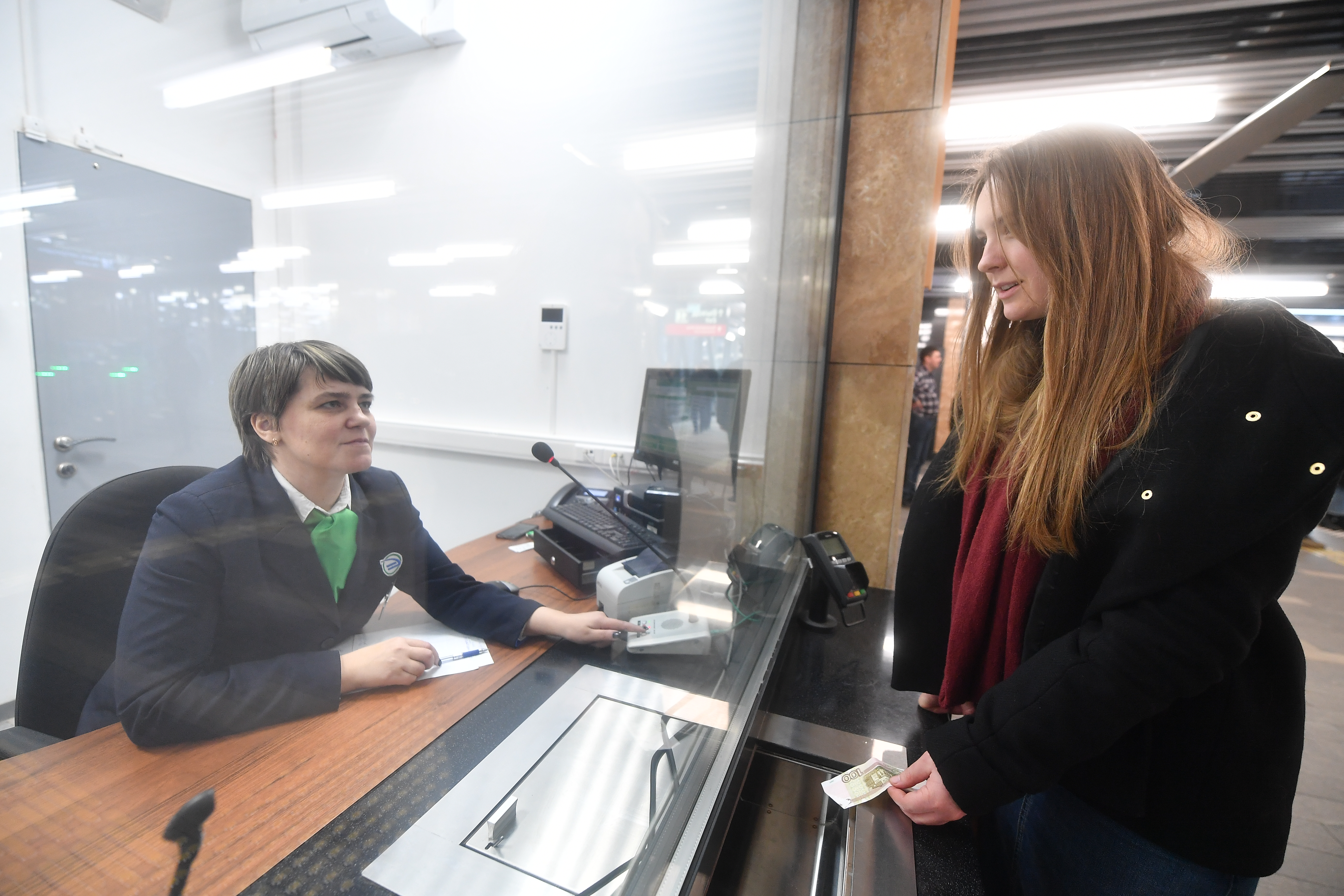 Почти закрытые. Вестибюли Московского метро. Метро Новослободская закрытие вестибюля. Вестибюль станции метро Тверская. Нижегородская метро вестибюль.