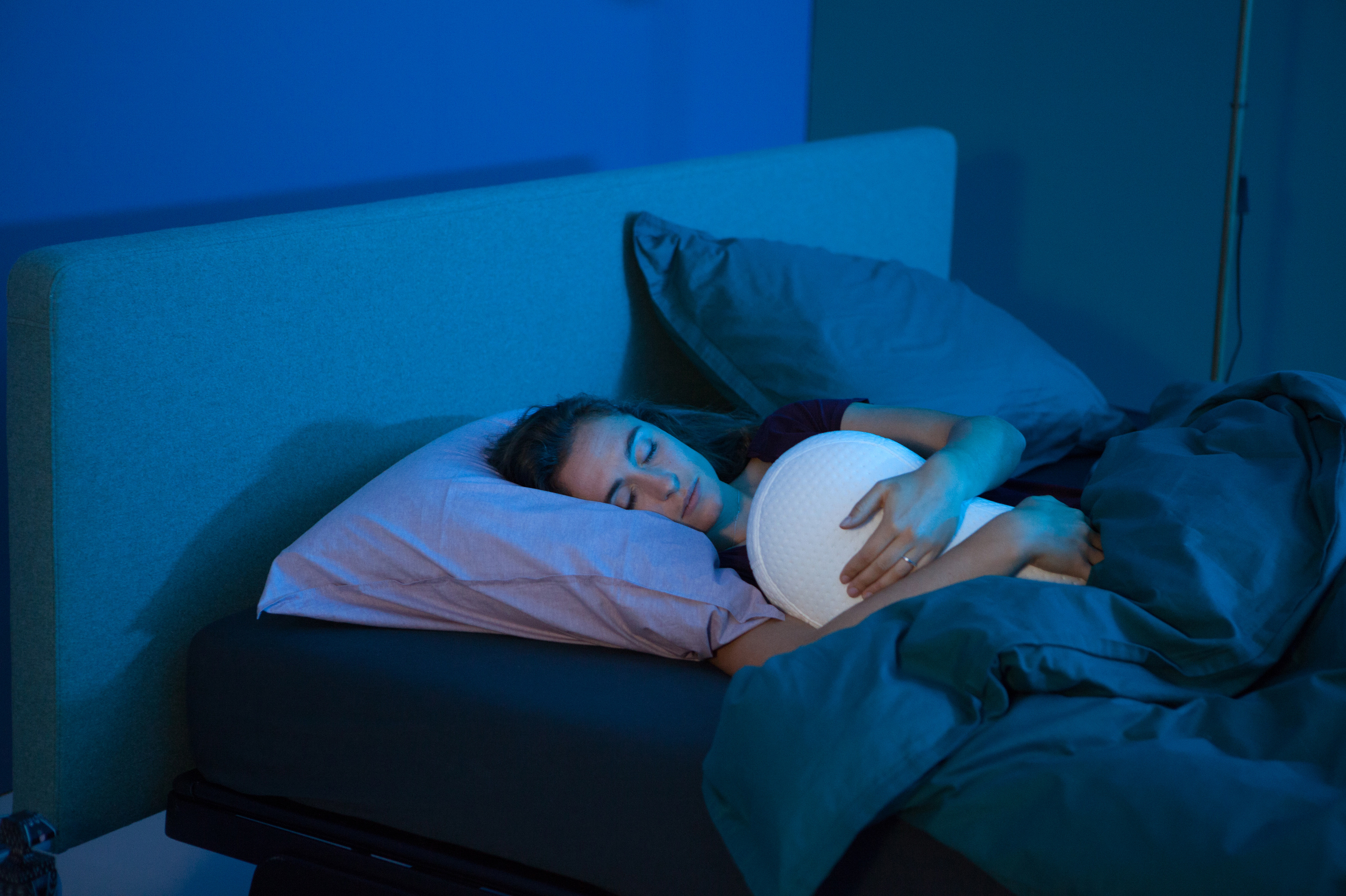 Спящие в качестве видео. Глубокий сон. Робот подушка для сна. Бессонница жара. Глубокий сон фото.