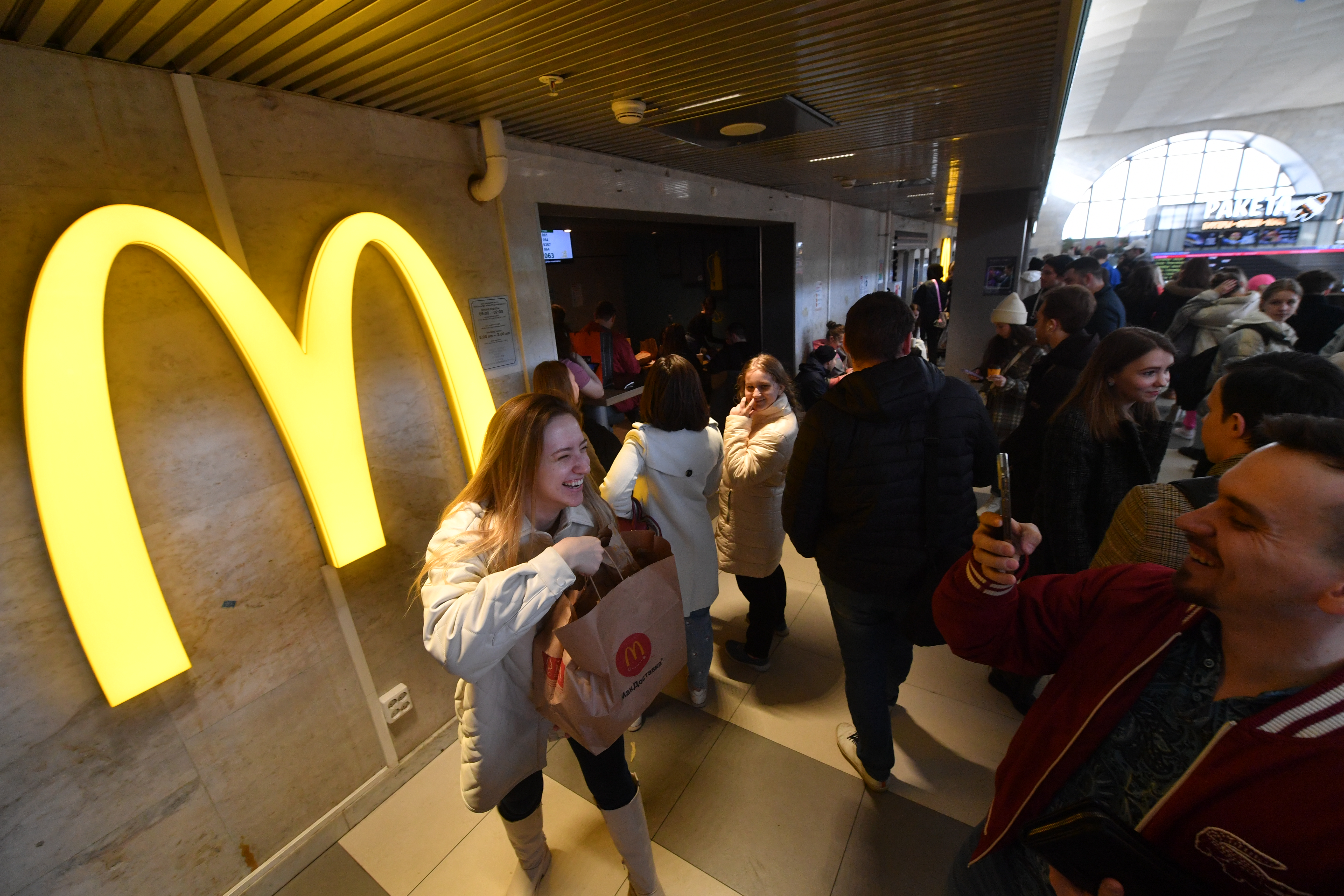 Представили новое имя. MCDONALD’S В России. Новый макдональдс. Новый макдак в Москве. Макдоналдс возвращается в Россию.