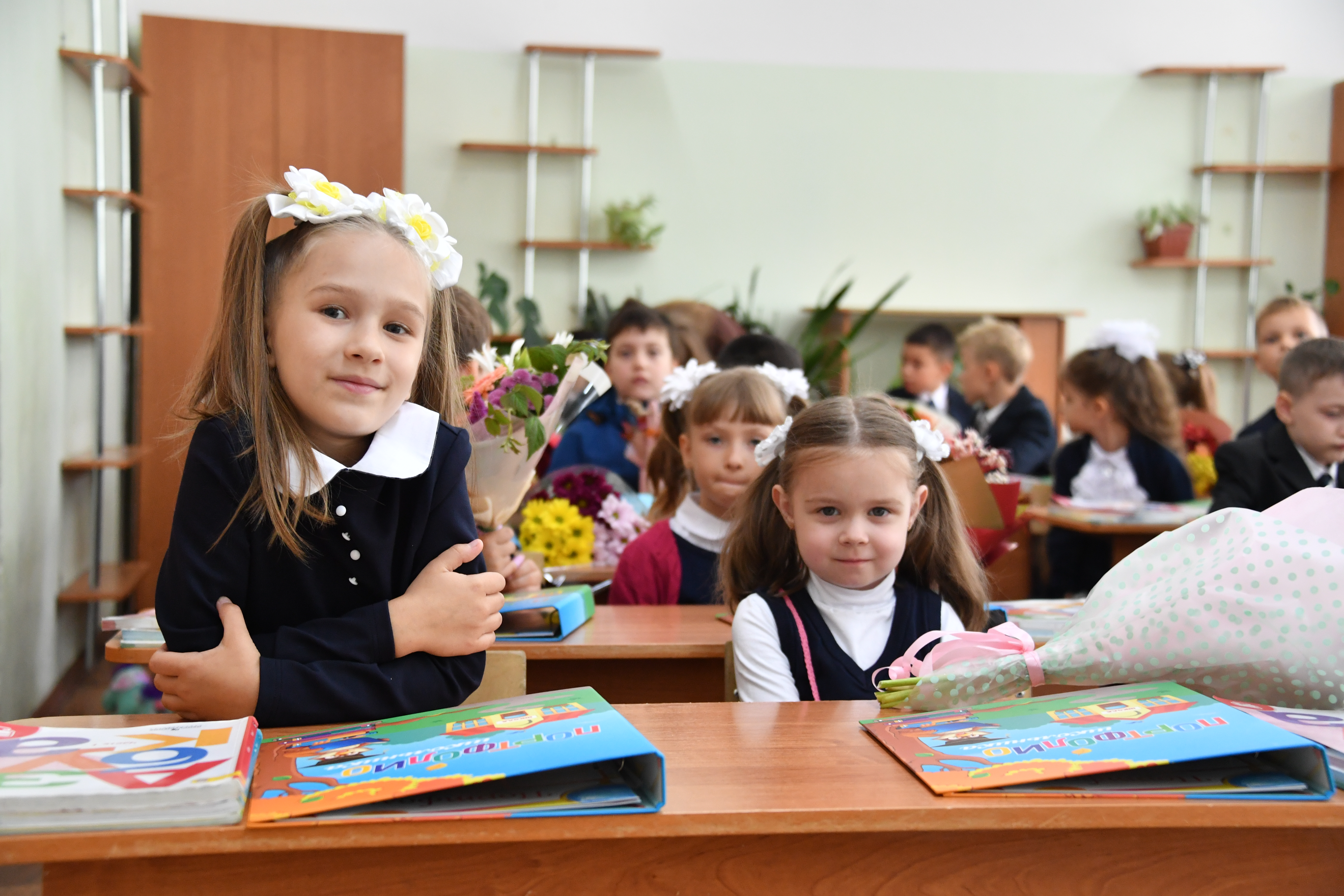 Школа 1 класс. Первоклассники. Сентябрь школа. Школьники за партой. Фотосессия 1 сентября.