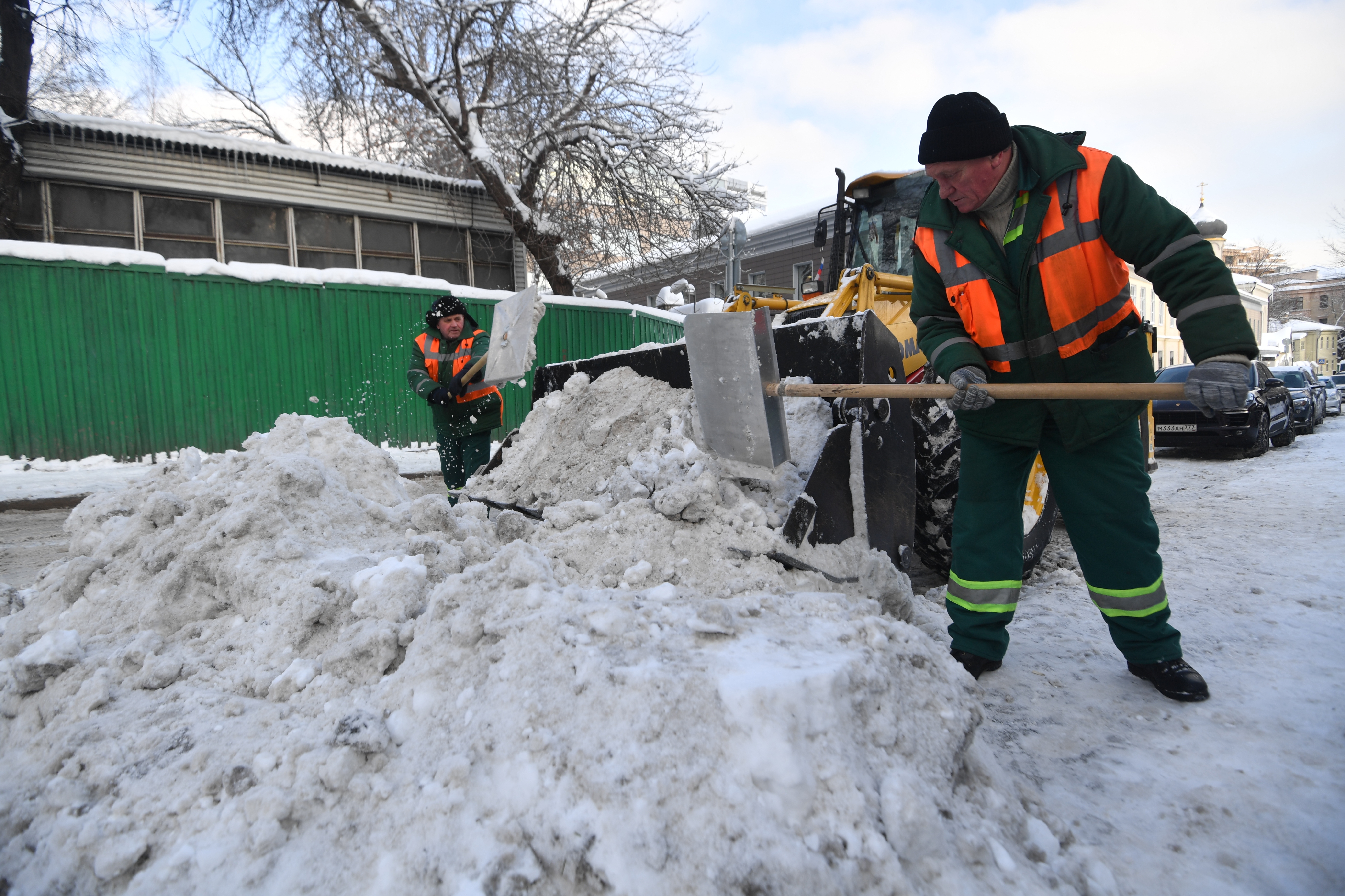 Коммунальщики убирают снег