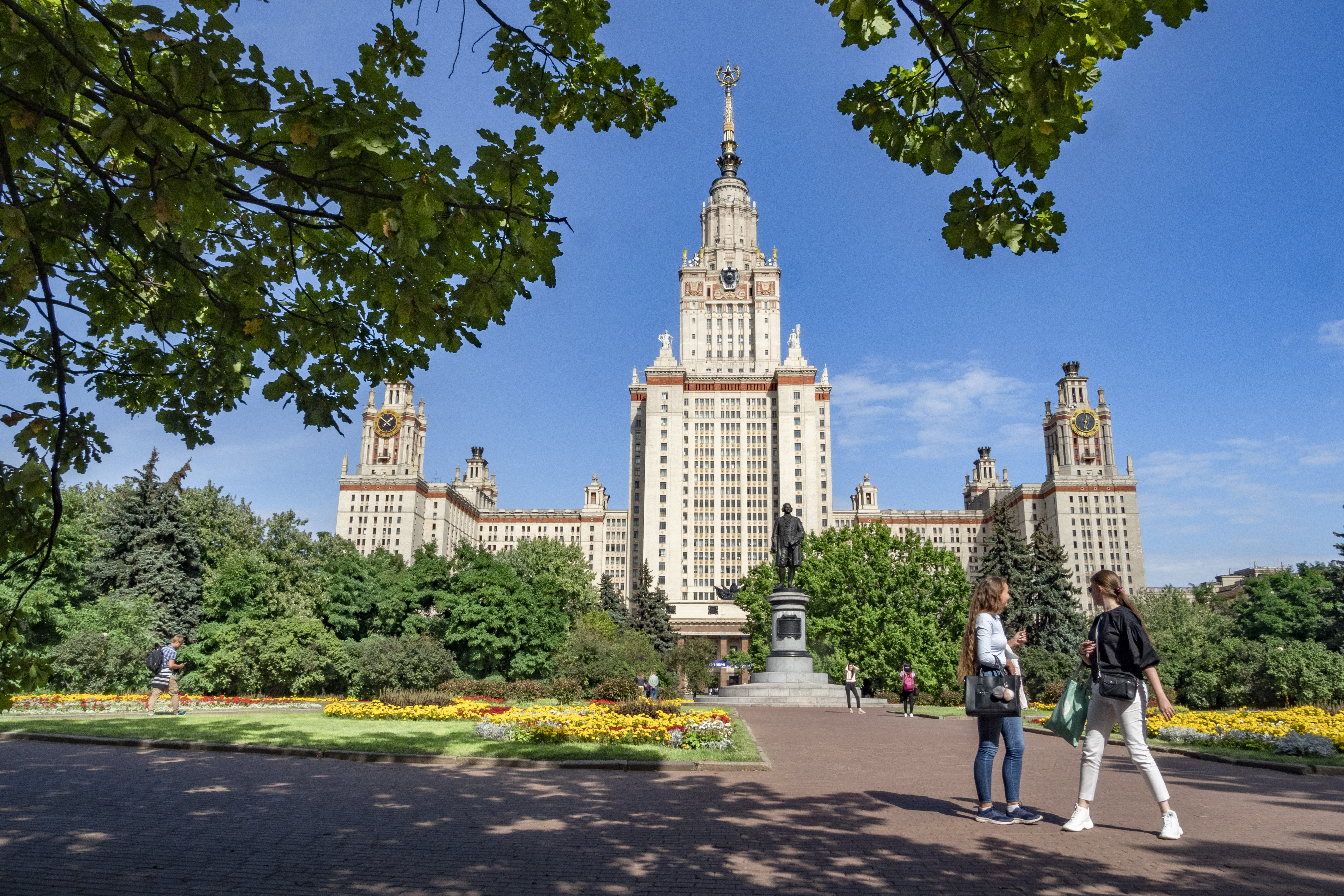 Высшие заведения москвы. Университет в России МГУ. МГУ на Воробьевых горах. Здание МГУ на Воробьевых горах. Сад МГУ Воробьевы горы.