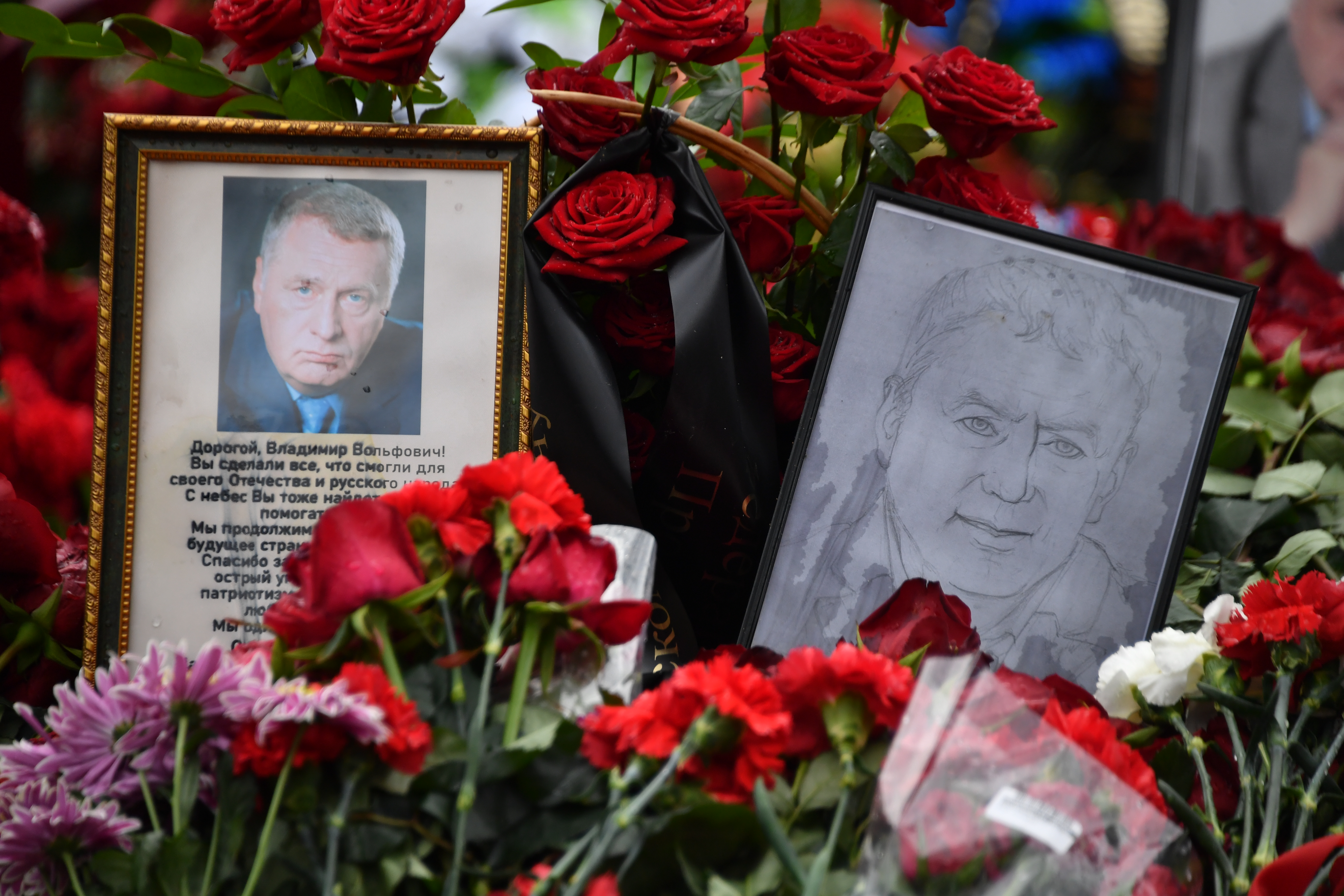 Жириновский умер дата. Памятники на Новодевичьем кладбище. Могила на кладбище.