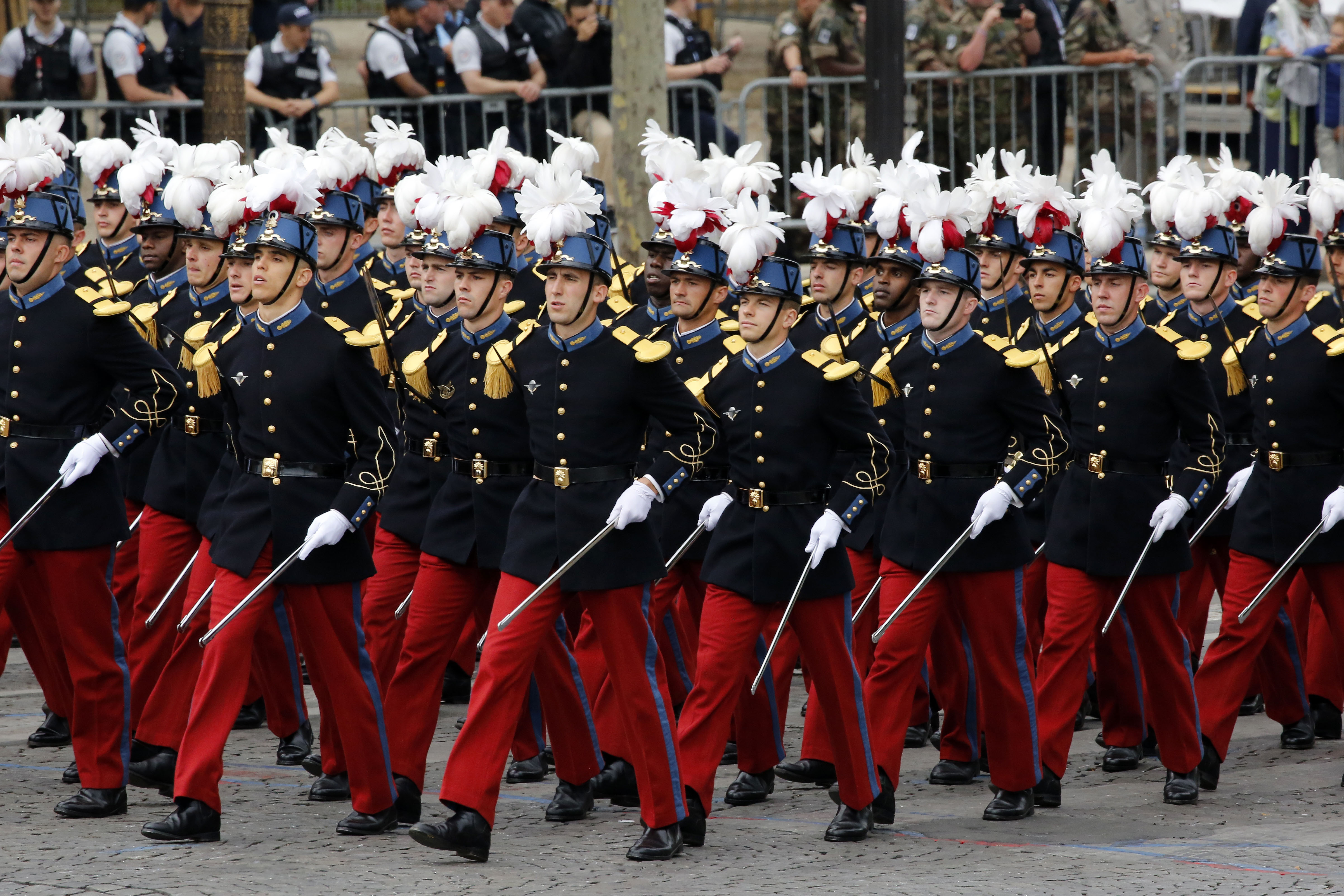 Француз основной. 14 Июля день взятия Бастилии во Франции. Парад во Франции в честь взятия Бастилии. Франция парад в день взятия Бастилии. Военный парад во Франции 14 июля.