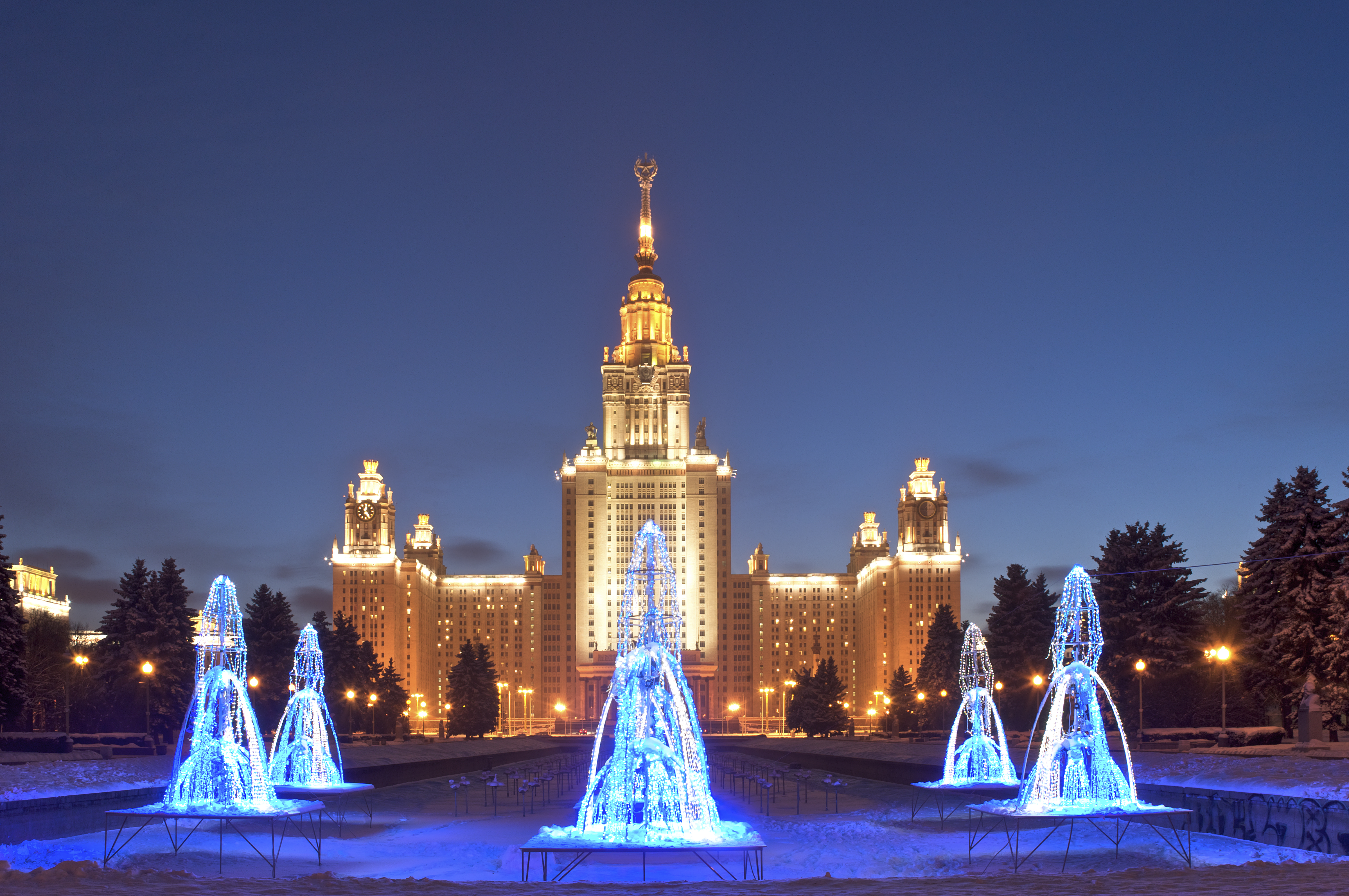 Near moscow. Новогодняя Москва МГУ. МГУ новый год. Новогодние картинки МГУ.