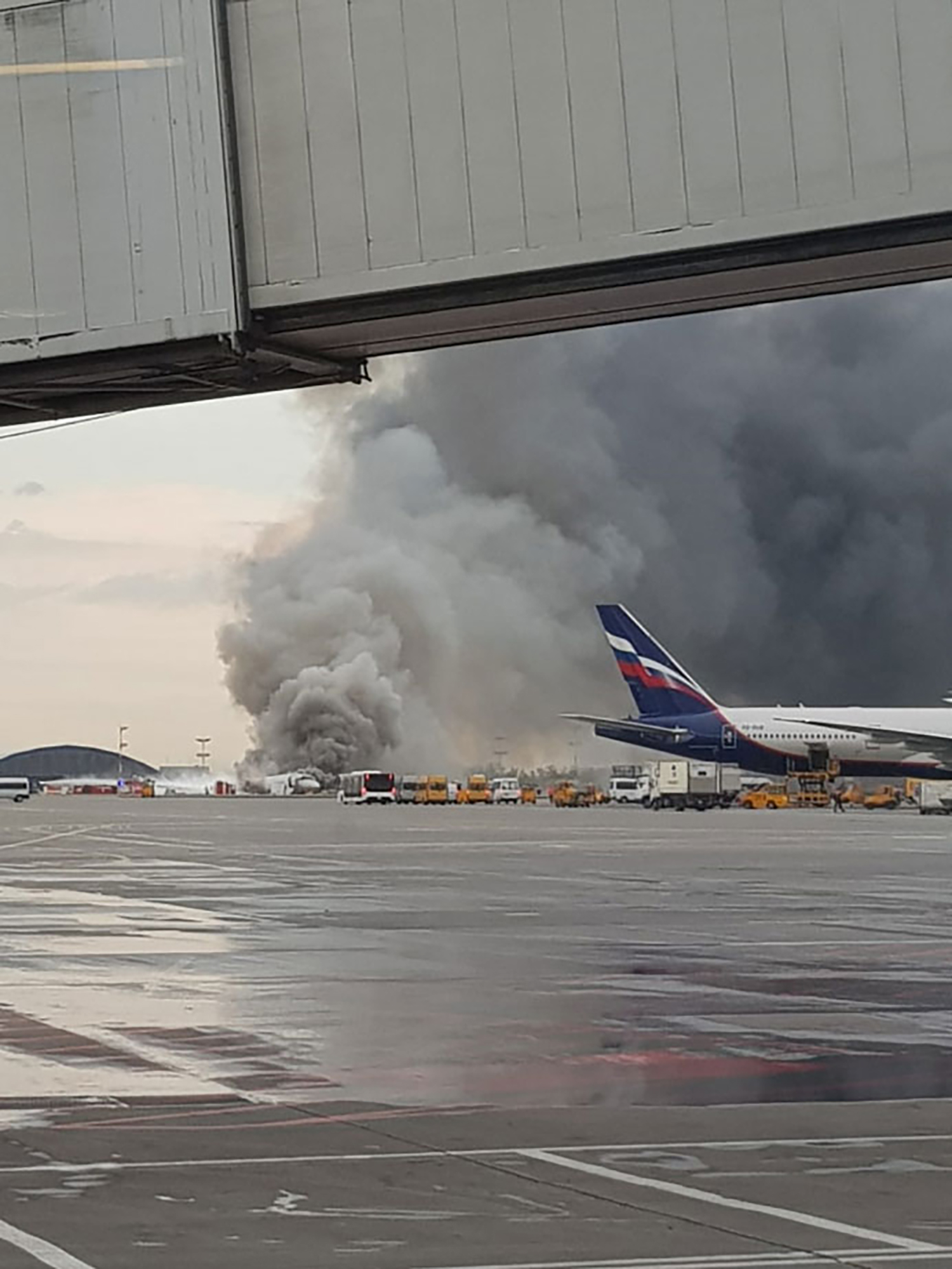 Аэропорт шереметьево 2019. Катастрофа SSJ 100 В Шереметьево. Суперджет Шереметьево. Суперджет Шереметьево 2019. Катастрофа Суперджет 100 в Шереметьево.