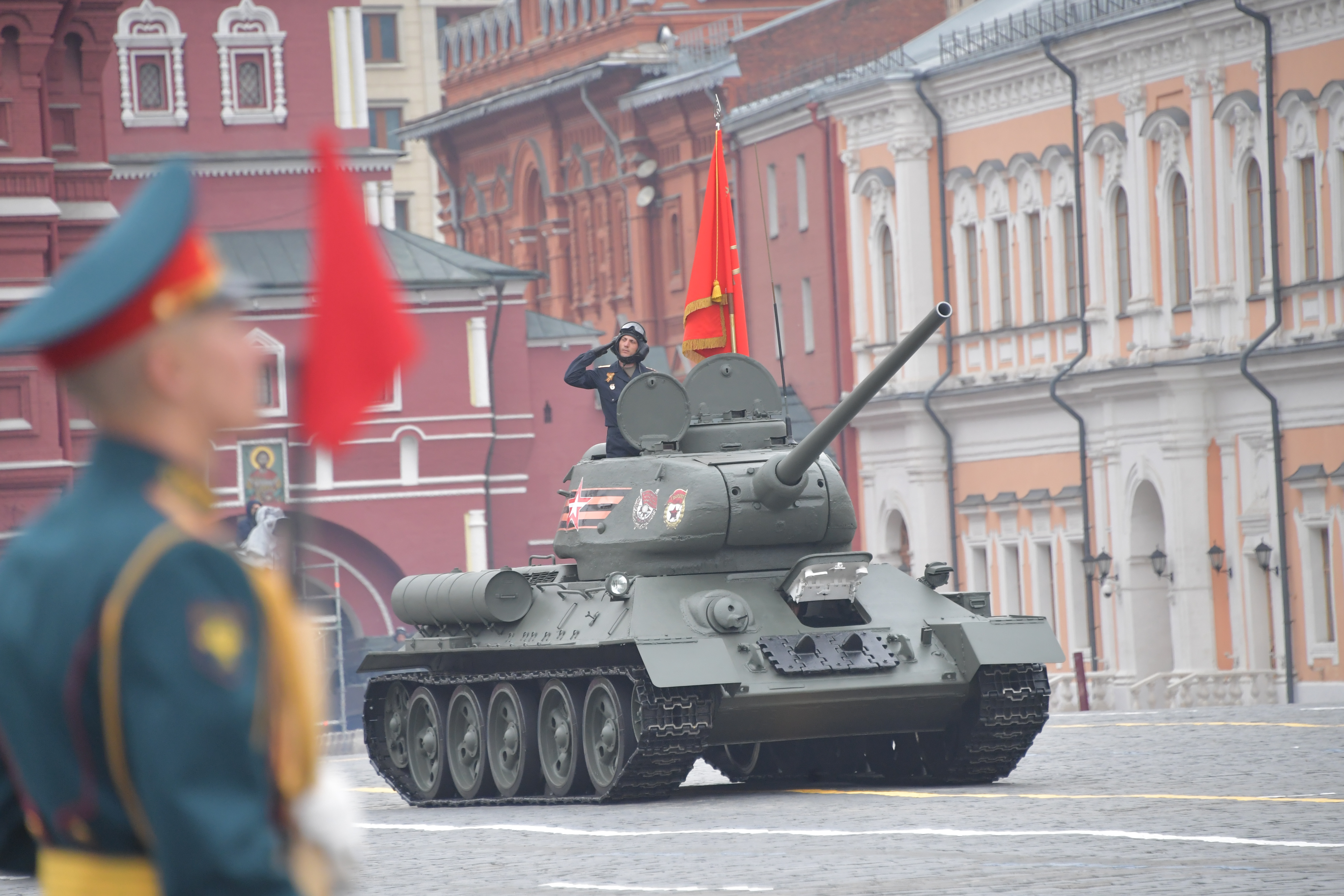 Т 34 победы. Танк т-34 на параде в Москве. Т-34 на параде Победы в Москве. Танк т-34 на красной площади. Т-34-85 на параде Победы.