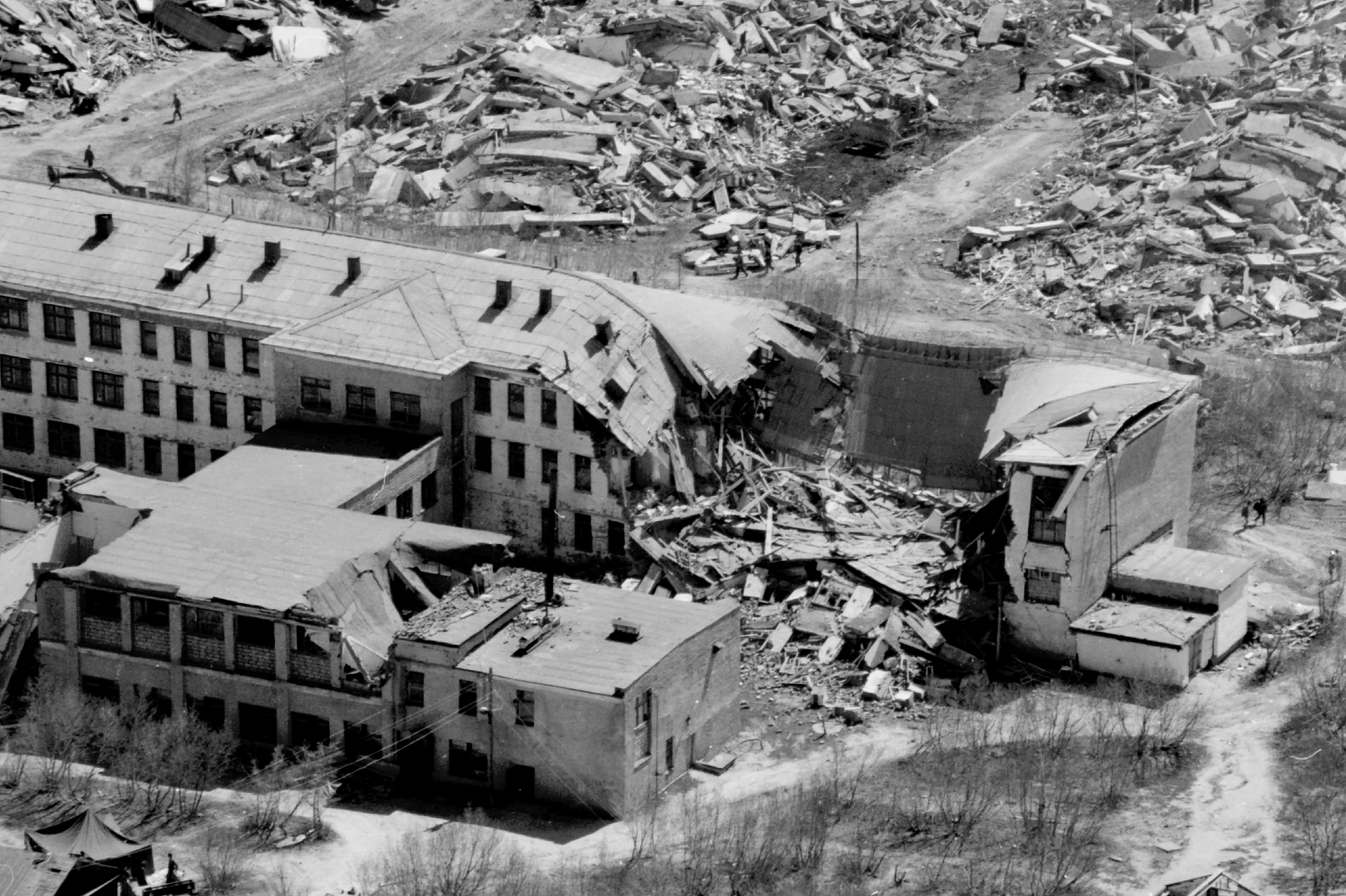 В каком году было сильное землетрясение. Землетрясение в Армении в 1988. Спитак землетрясение 1988 школа.