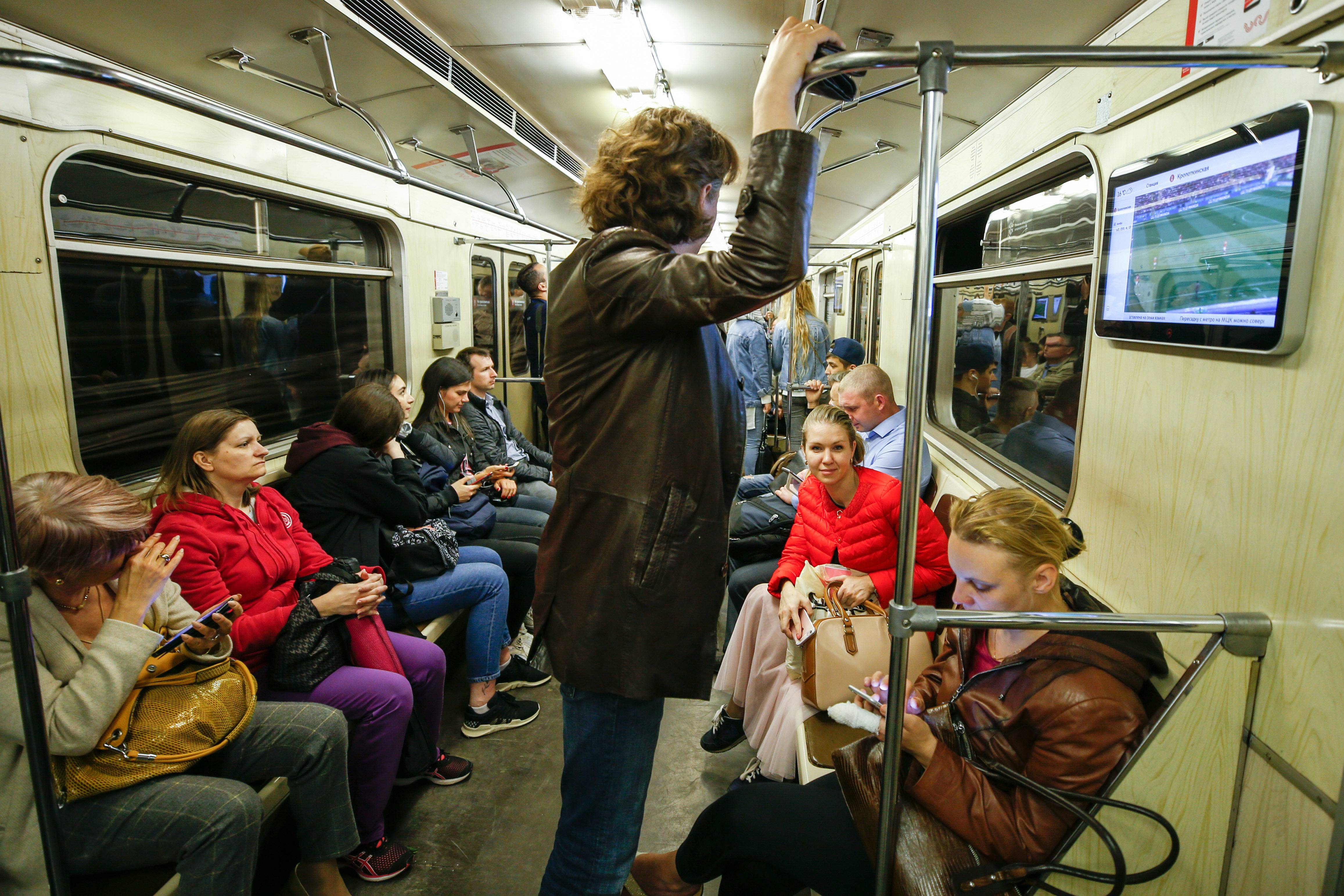 Чел в метро. Пассажиры Московского метро. Люди в вагоне метро. Вагон метро. Фотосессия в вагоне метро.