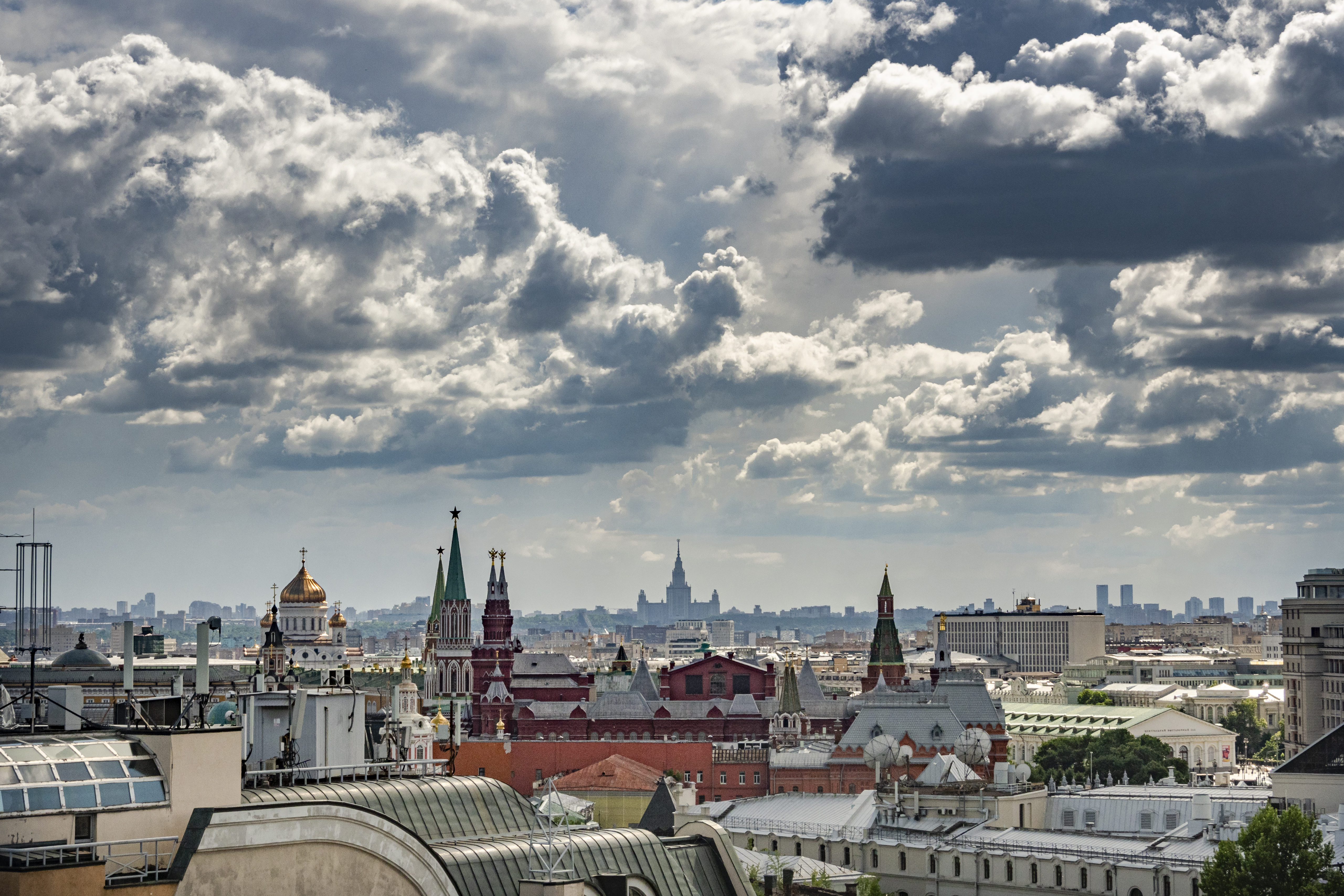 Половина страны. А В Москве переменный дождь.