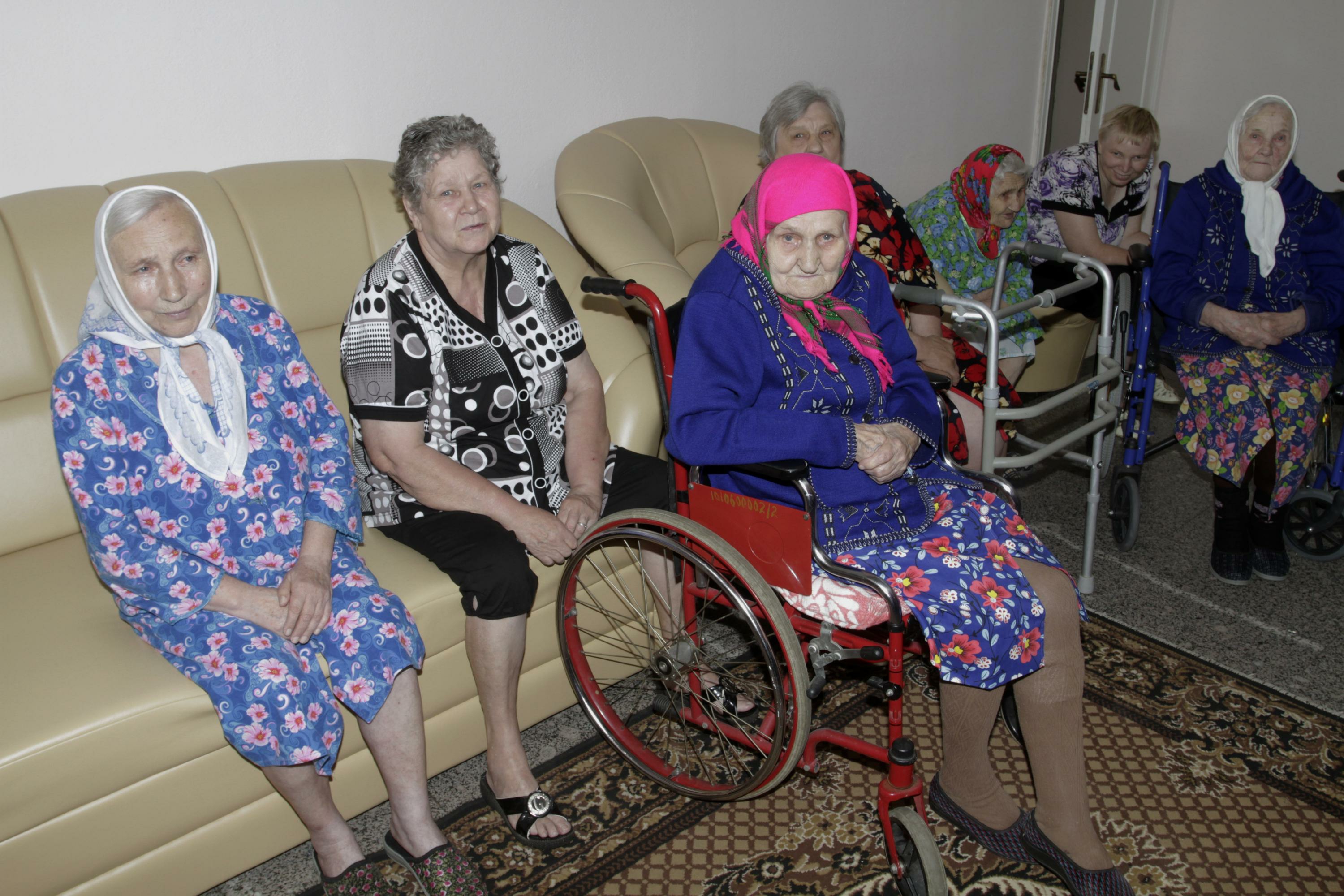 Интернат опекун. Дом интернат для престарелых и инвалидов в России. Бабушка в доме престарелых. Старушка в доме престарелых. Дом престарелых бабки.