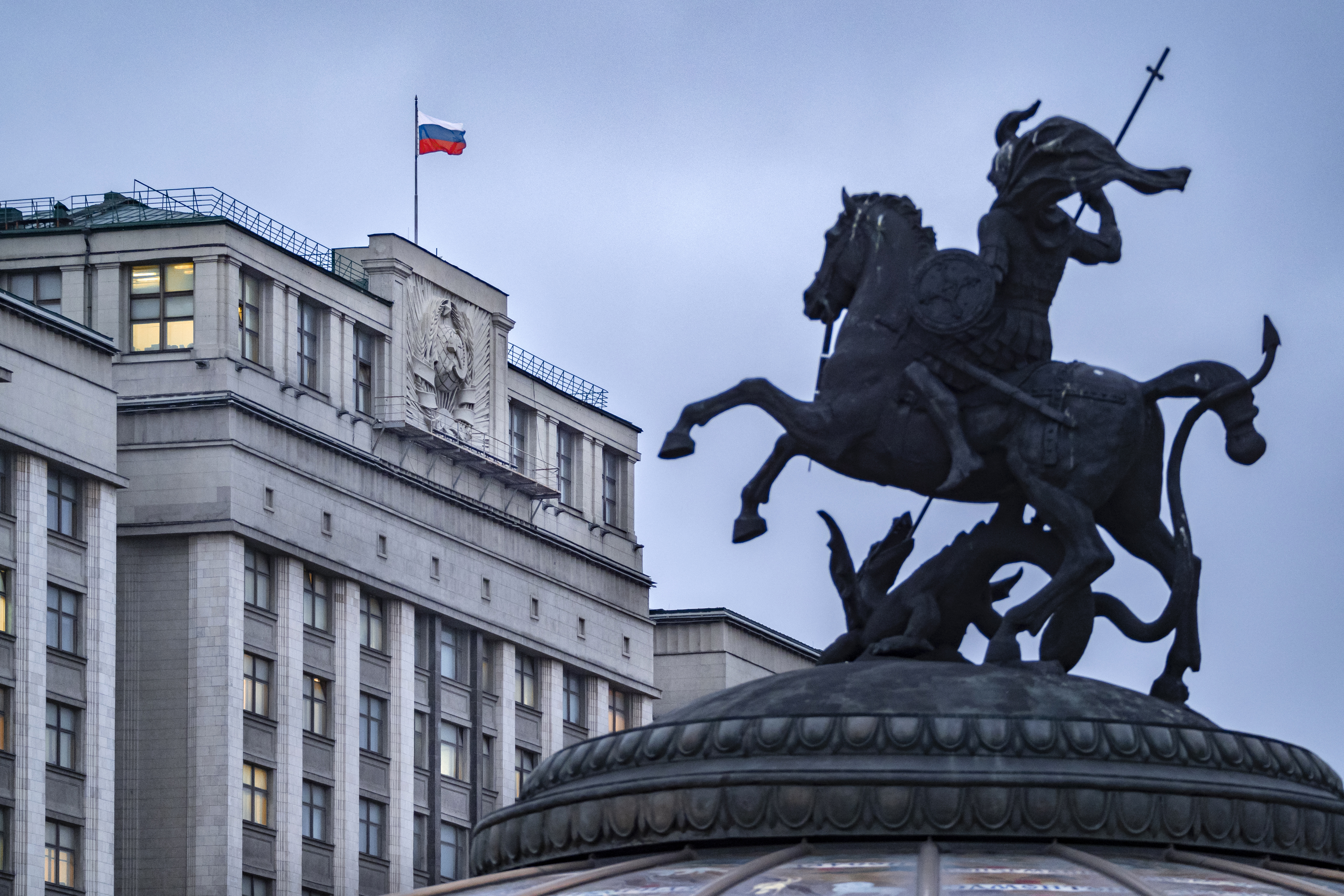 Дума в берлине 9 букв. Кони картинка на Охотном ряду. Госдума здание день Победы. Ограничения государственной Думы.