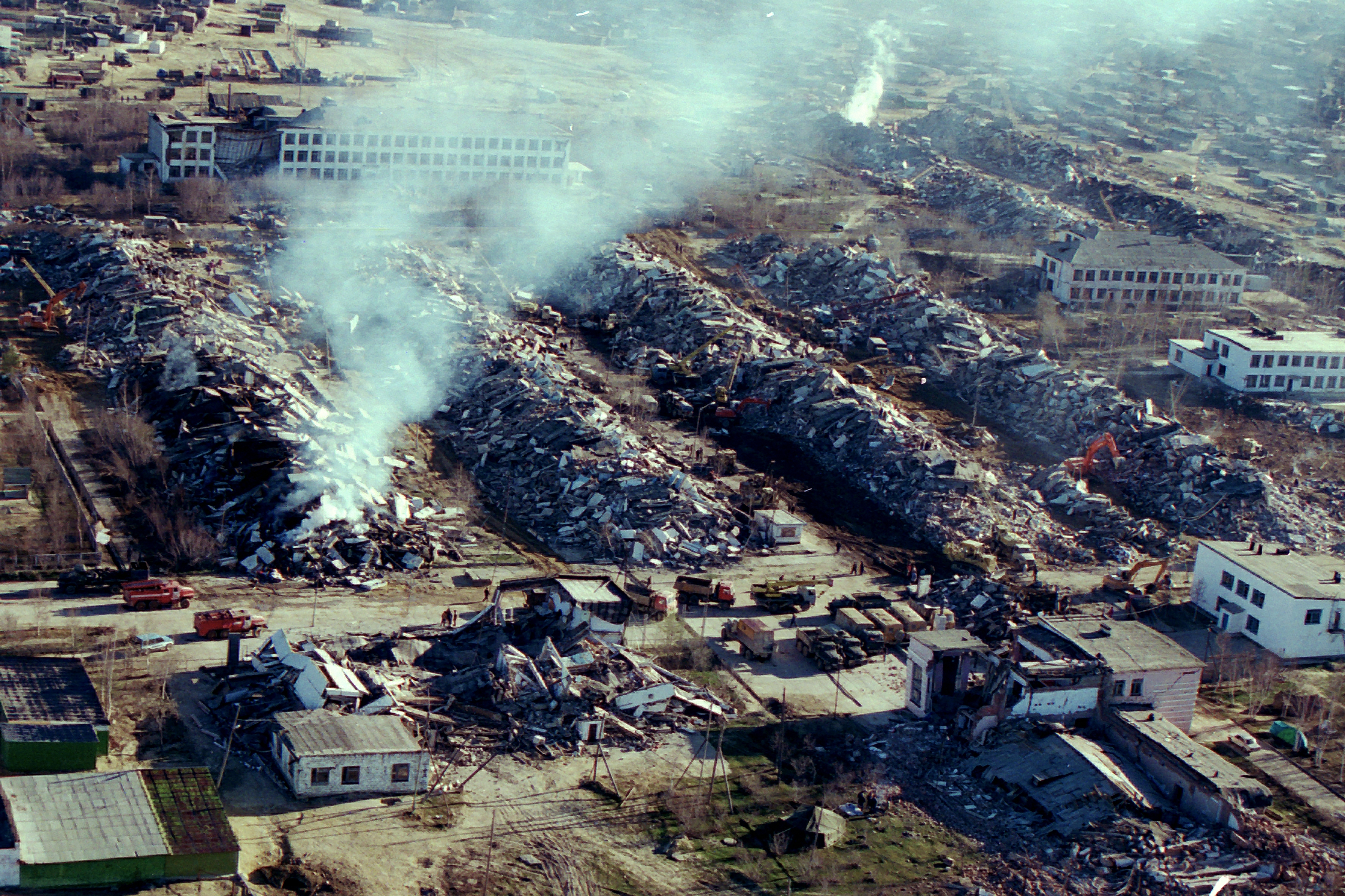 Землетрясение нефтегорск землетрясение 1995. Землетрясение нефтегорск землетрясение 1995. 28 мая 1995 нефтегорск землетрясение. Землетрясение 1995 года в нефтегорске. Нефтегорск землетрясение 1995.