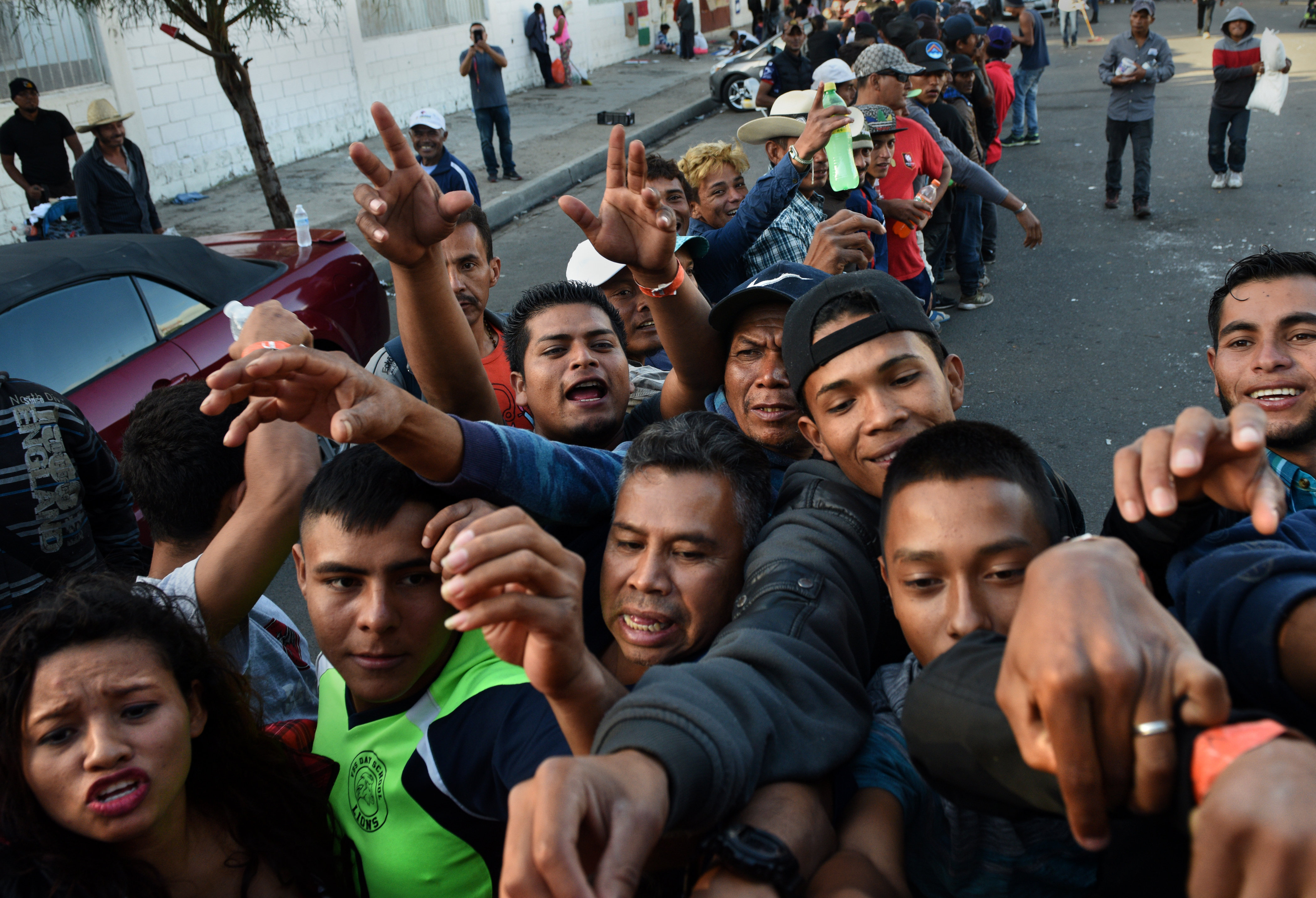 Почему мексиканцы бегут. Мексиканские иммигранты в США. Нелегалы в США.