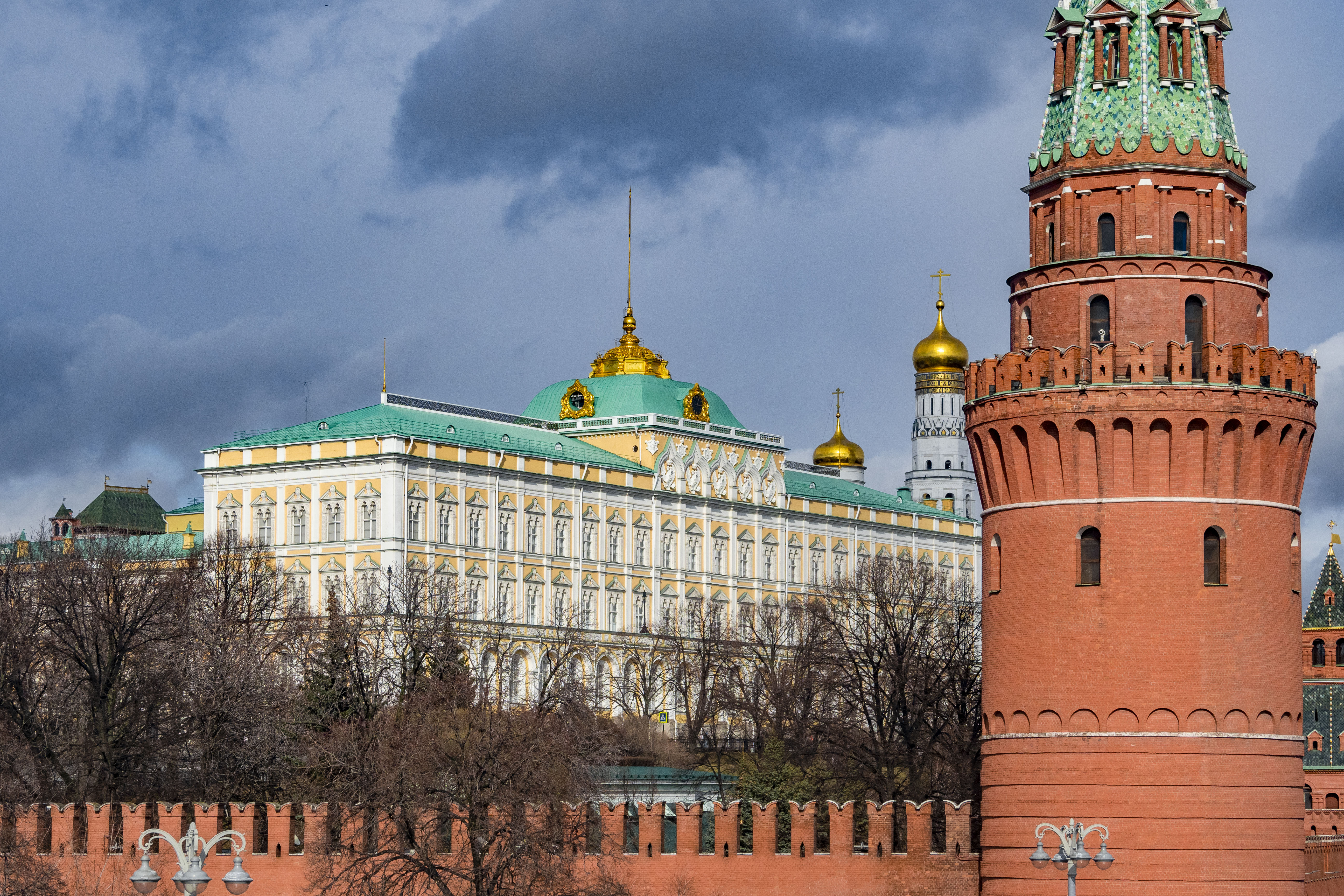 кремлевская стена в санкт петербурге