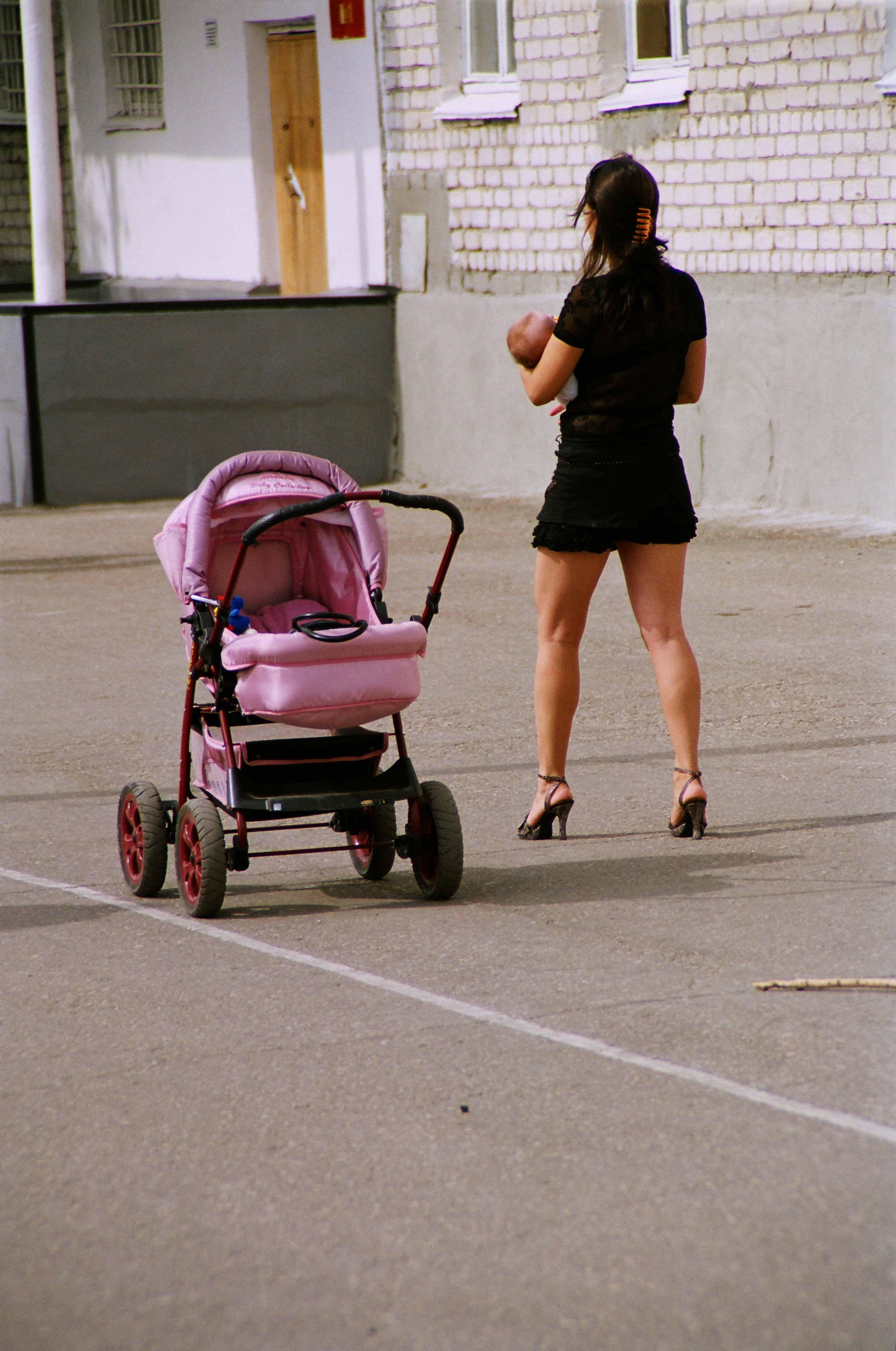 19 летняя мама. Одинокая молодая мамочка. Связанные девушки с клякай. Девушка с коляской пола.