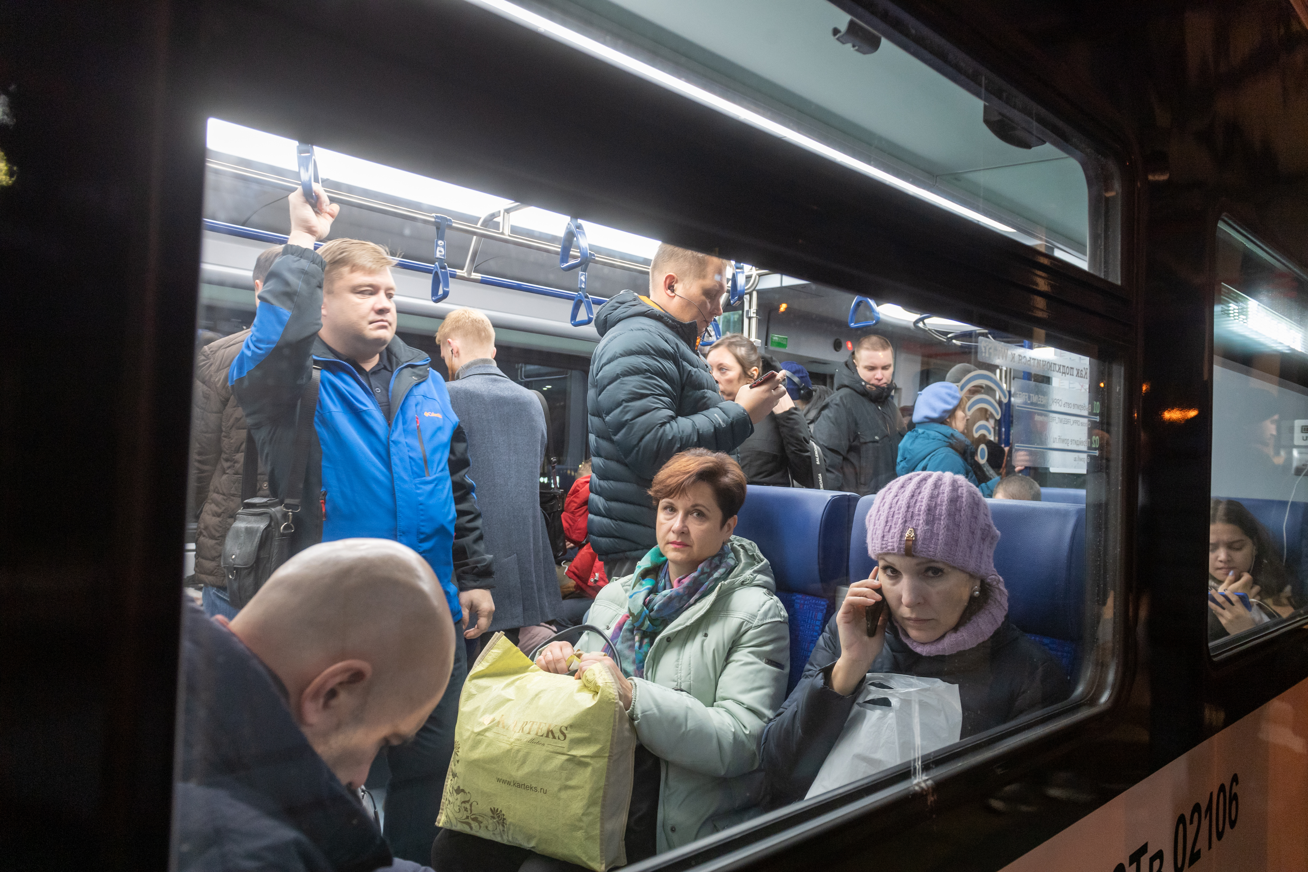 Почему задержали поезд. Екатеринбург поезд метро зеленый.