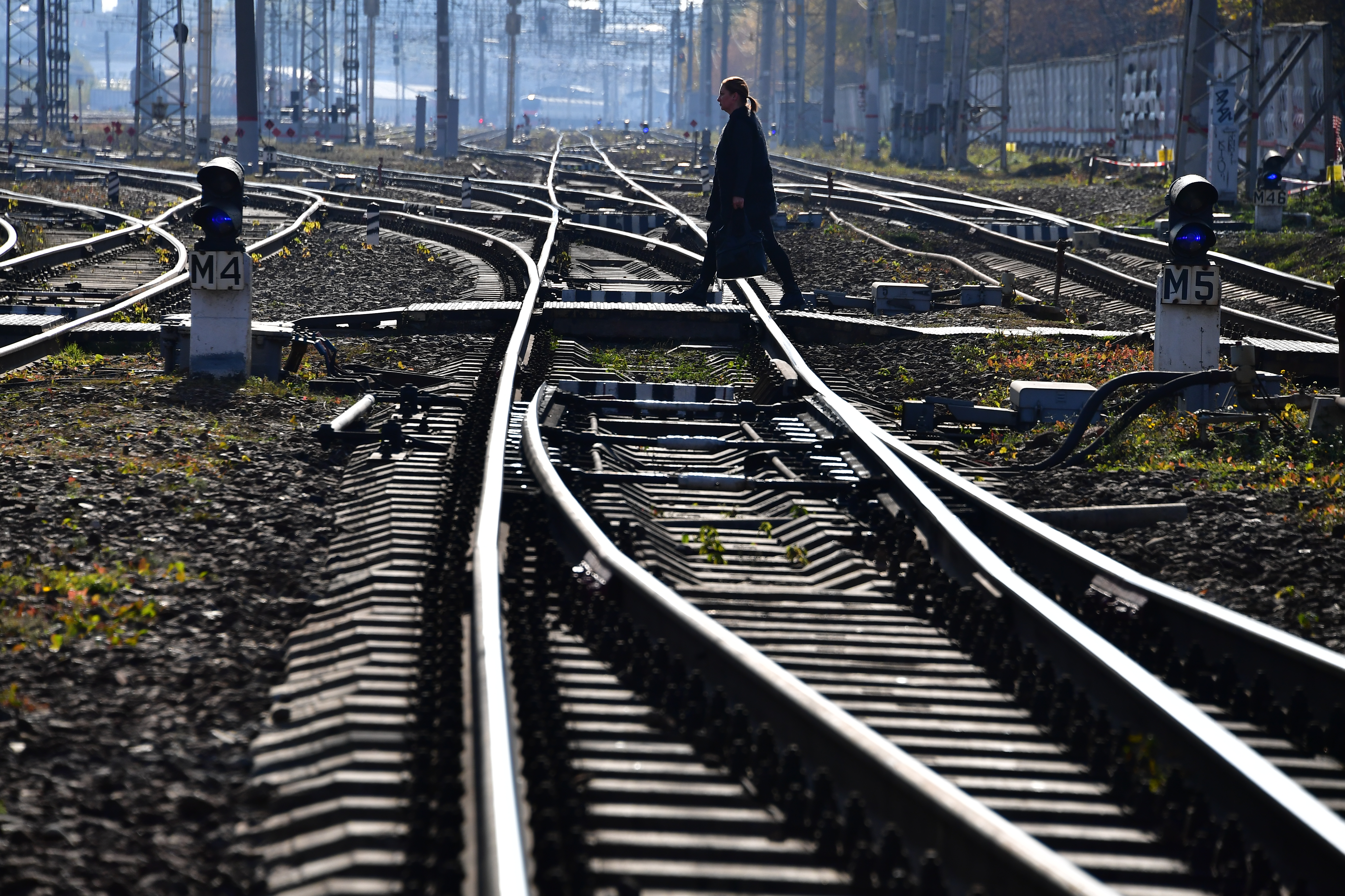 Штраф за переход жд путей. ЖД мост Белгород. ЖД полотно. Железная дорога человек на путях.