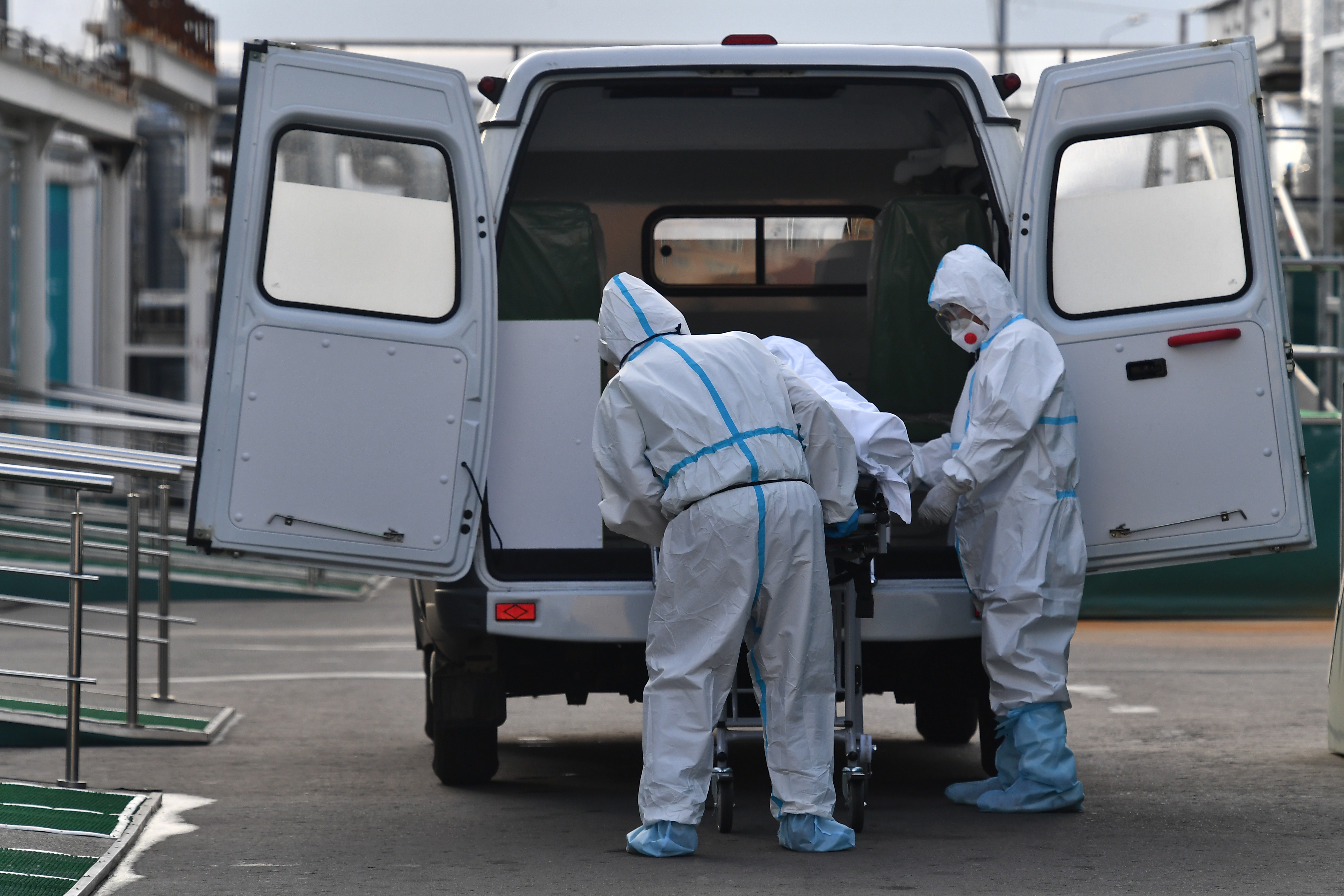 Чем болеют в москве. Госпитализация. Пациент в скорой ночью.