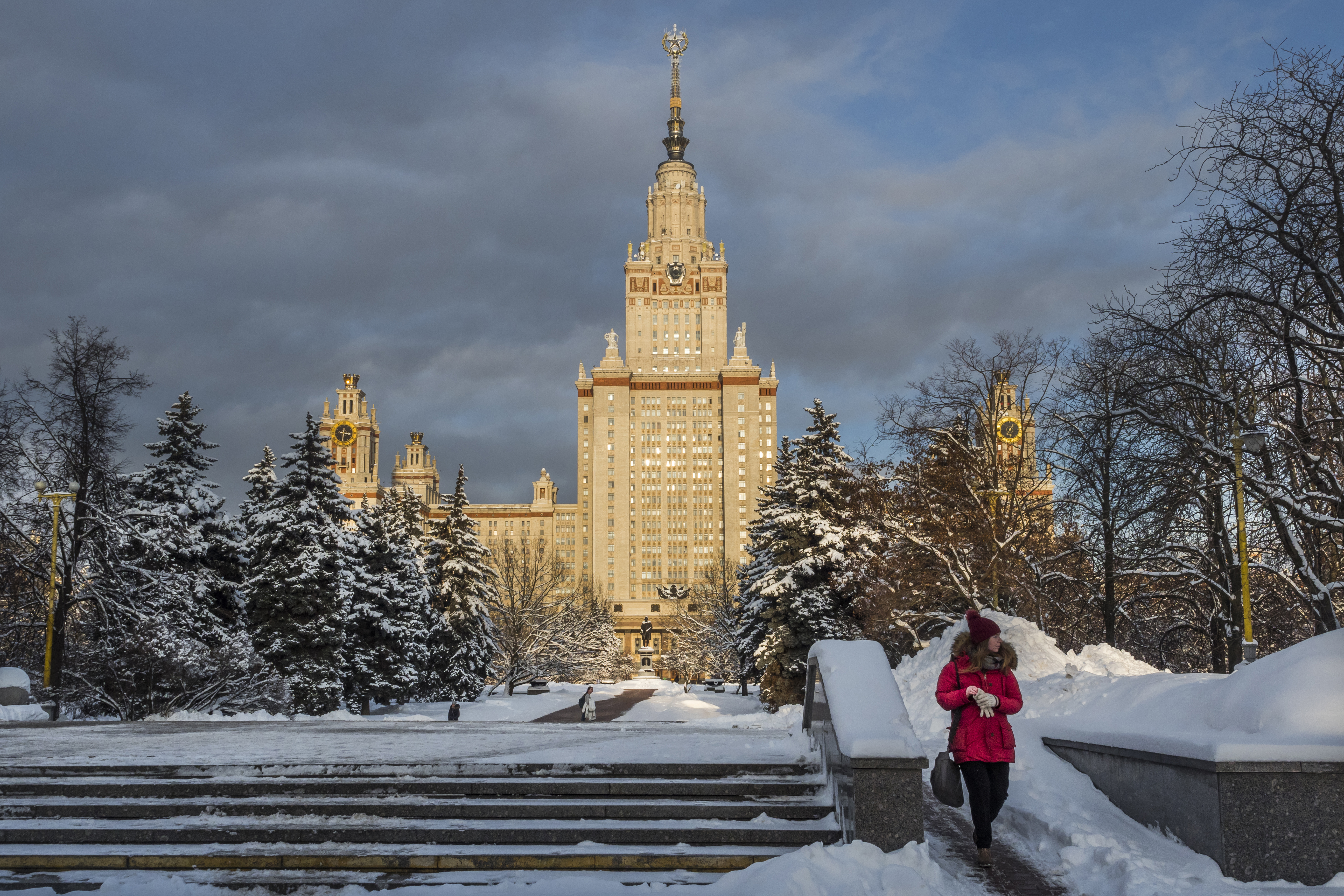 Мгу писать. МГУ 2022. Здание МГУ 2022. МГУ зима. МГУ снег.