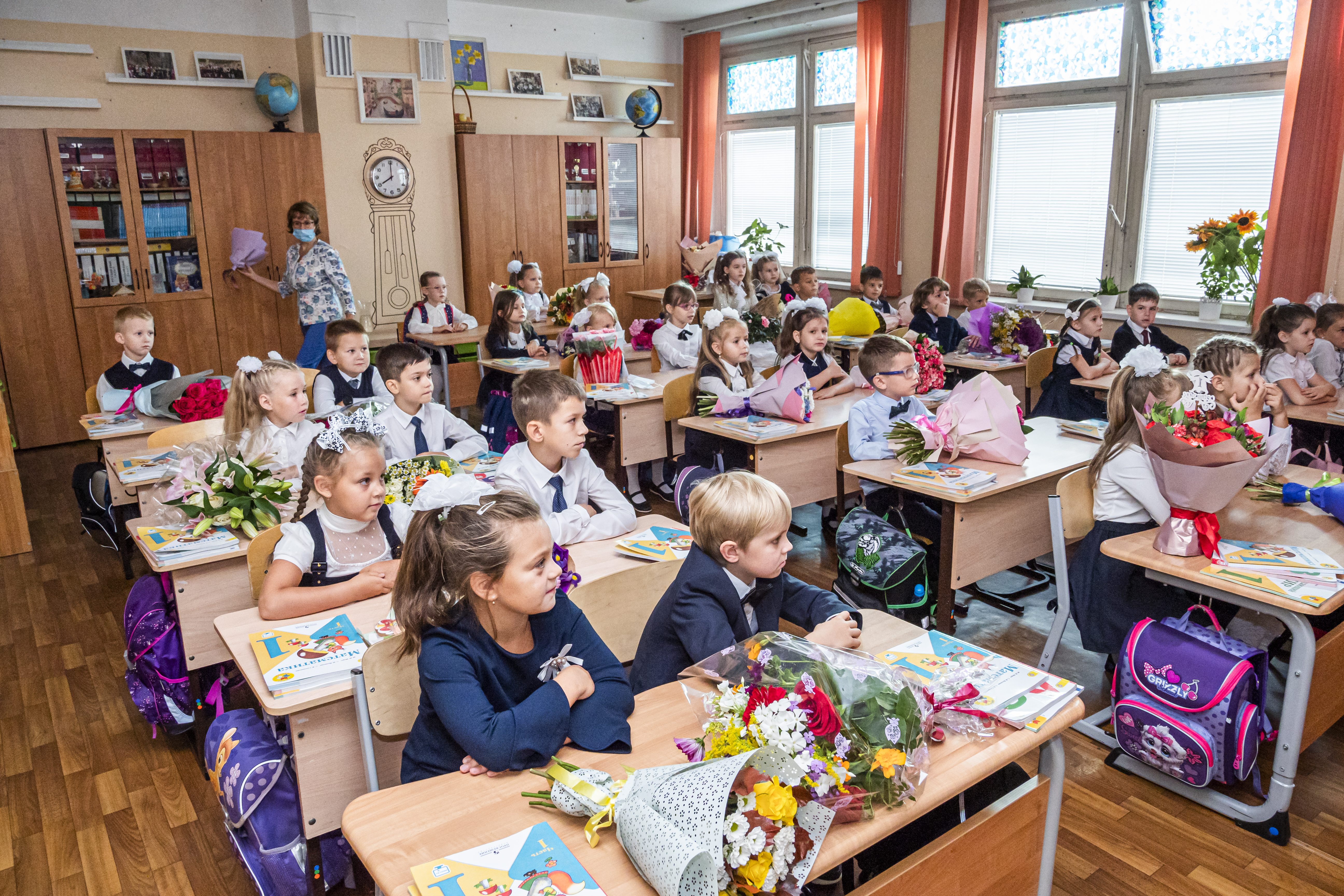 Сколько первых классов в екатеринбурге. Школа 1 сентября. Школа первоклассника. Школа первый класс. Российская школа.