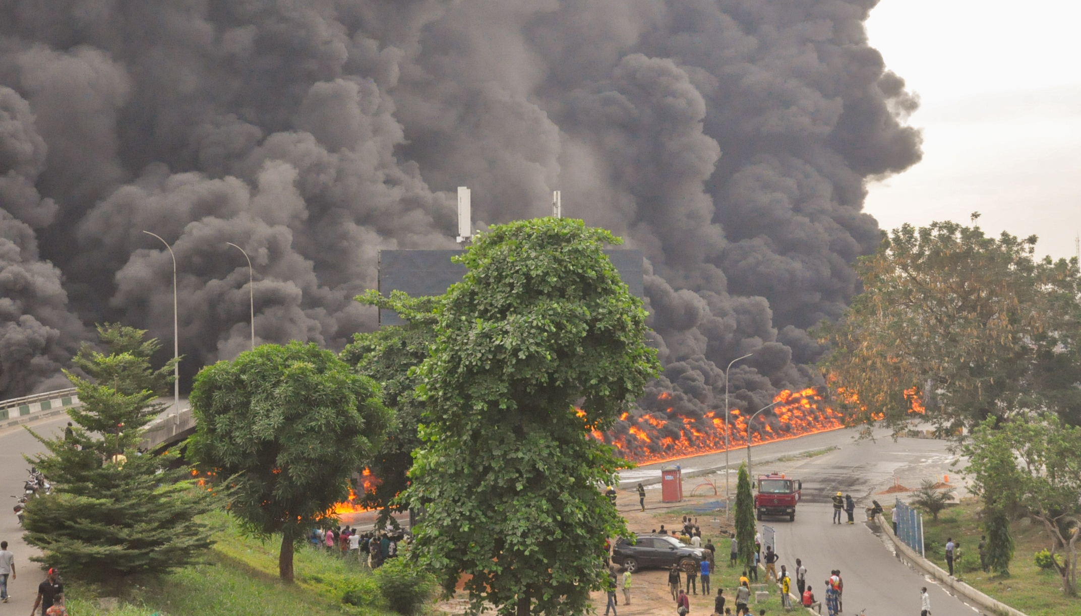 Загрязнение воздуха пожары. Нефтеперерабатывающий завод в Индонезии. Индонезия пожар. Взрыв на нефтеперерабатывающем заводе.