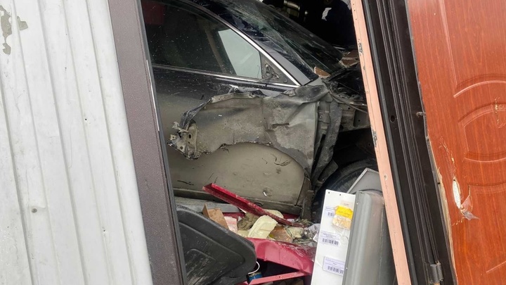 В челябинских соцсетях появилось видео, как Toyota Camry пробивает стену киоска