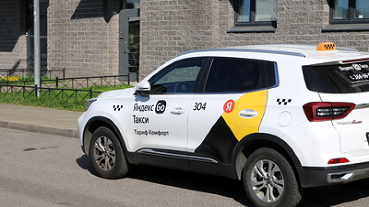 Челябинка отменила такси, а водитель подкараулил её