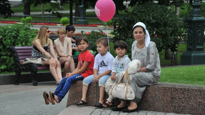 Дети вне закона: в российском регионе обнаружили пять тысяч детей-нелегалов