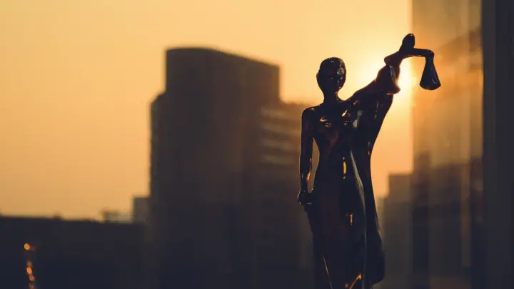 У меня ипотека, съёмки и бабушка с дедушкой: Суд принял первое решение по делу Аглаи Тарасовой. Что актриса сказала в суде?