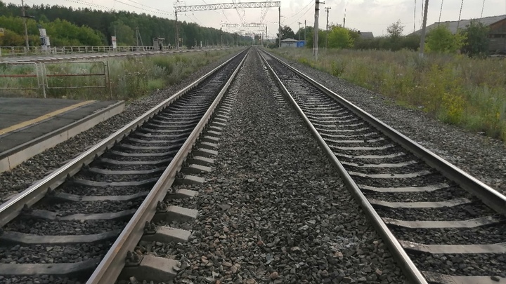 В Челябинске товарняк сбил пенсионерку