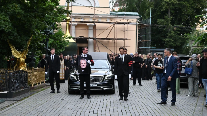 Содержанки в трауре: звезда сериала Сабина Ахмедова разрыдалась на похоронах Юрия Мороза